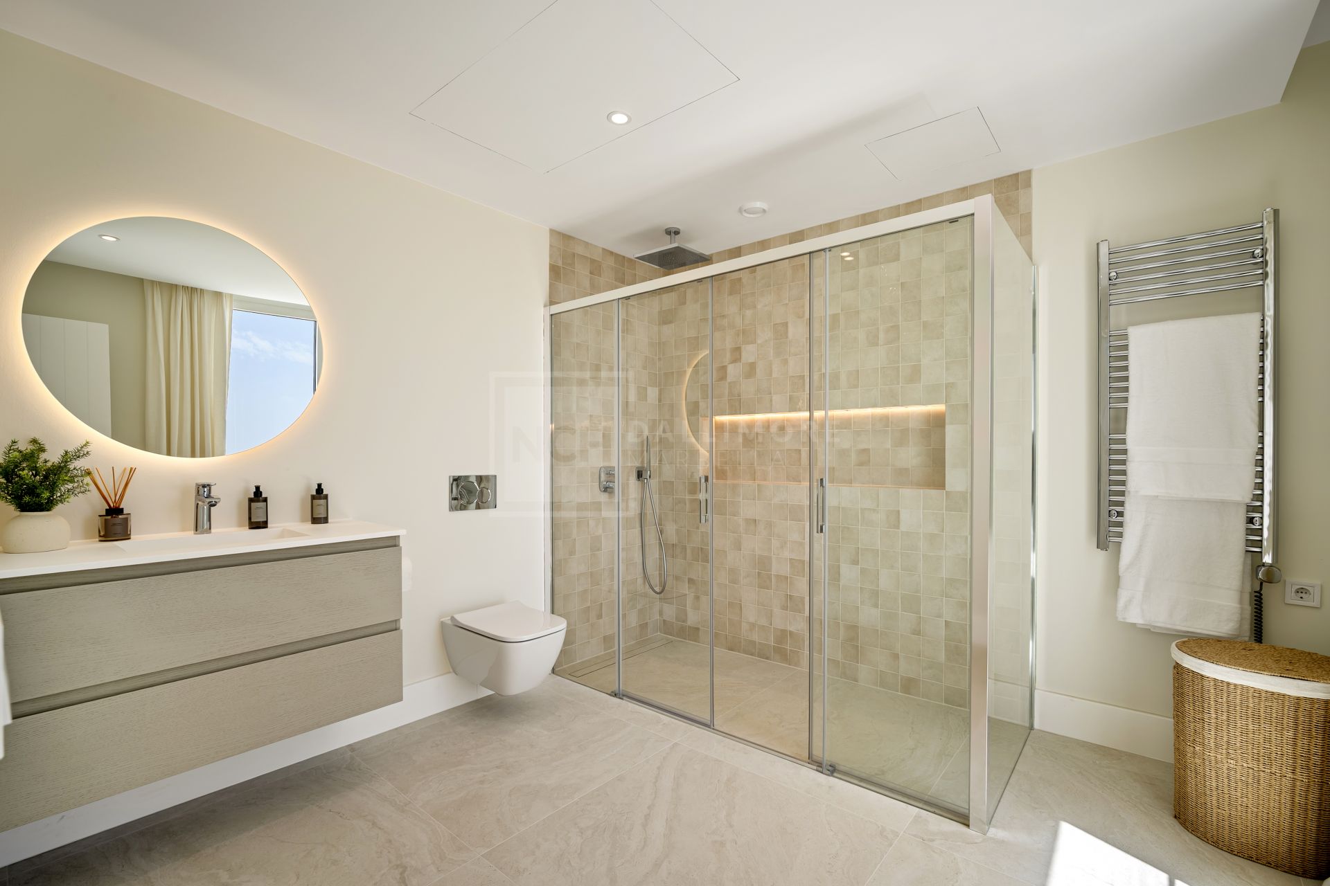Hermosa vivienda renovada de 4 dormitorios con terrazas y jardín privado