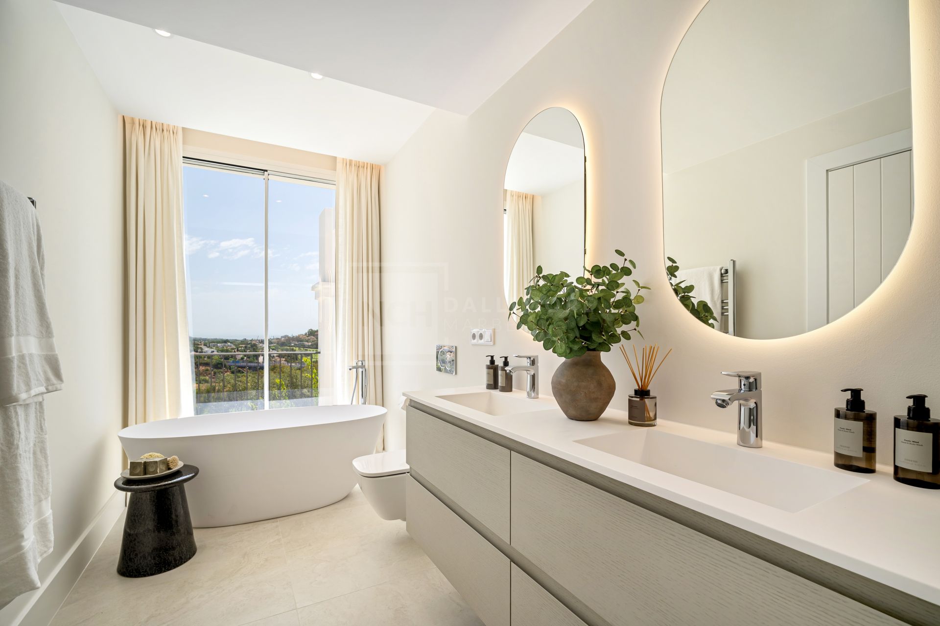 Hermosa vivienda renovada de 4 dormitorios con terrazas y jardín privado
