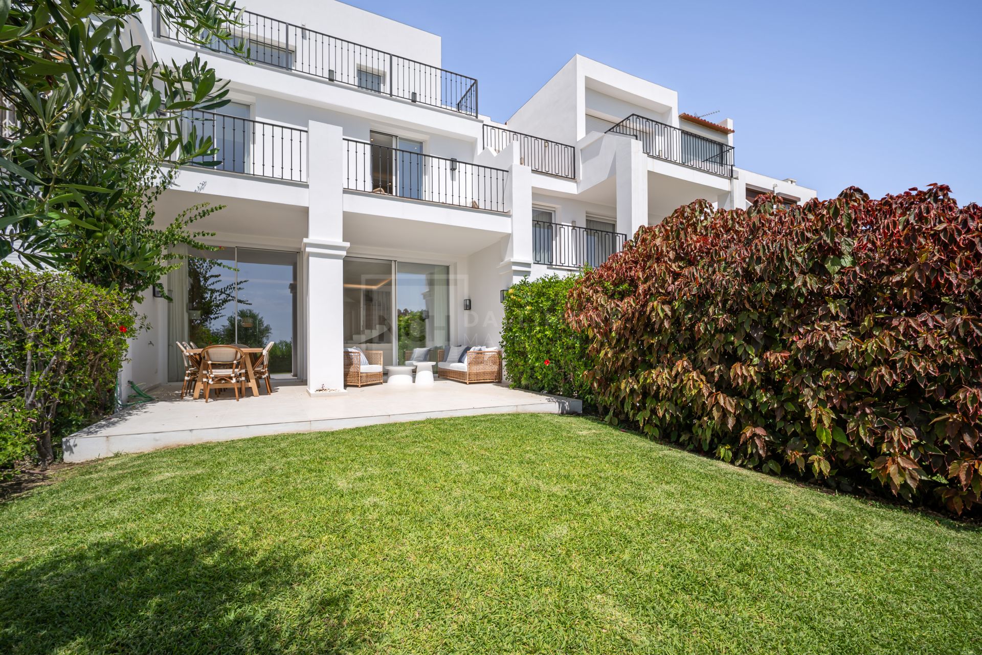 Hermosa vivienda renovada de 4 dormitorios con terrazas y jardín privado