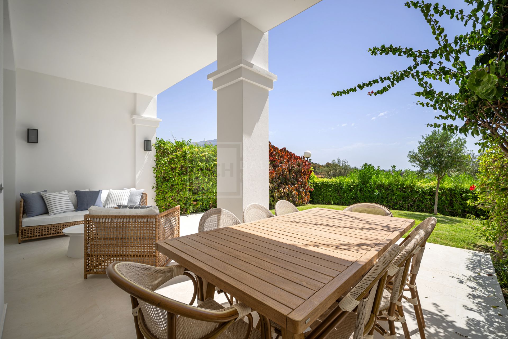 Hermosa vivienda renovada de 4 dormitorios con terrazas y jardín privado