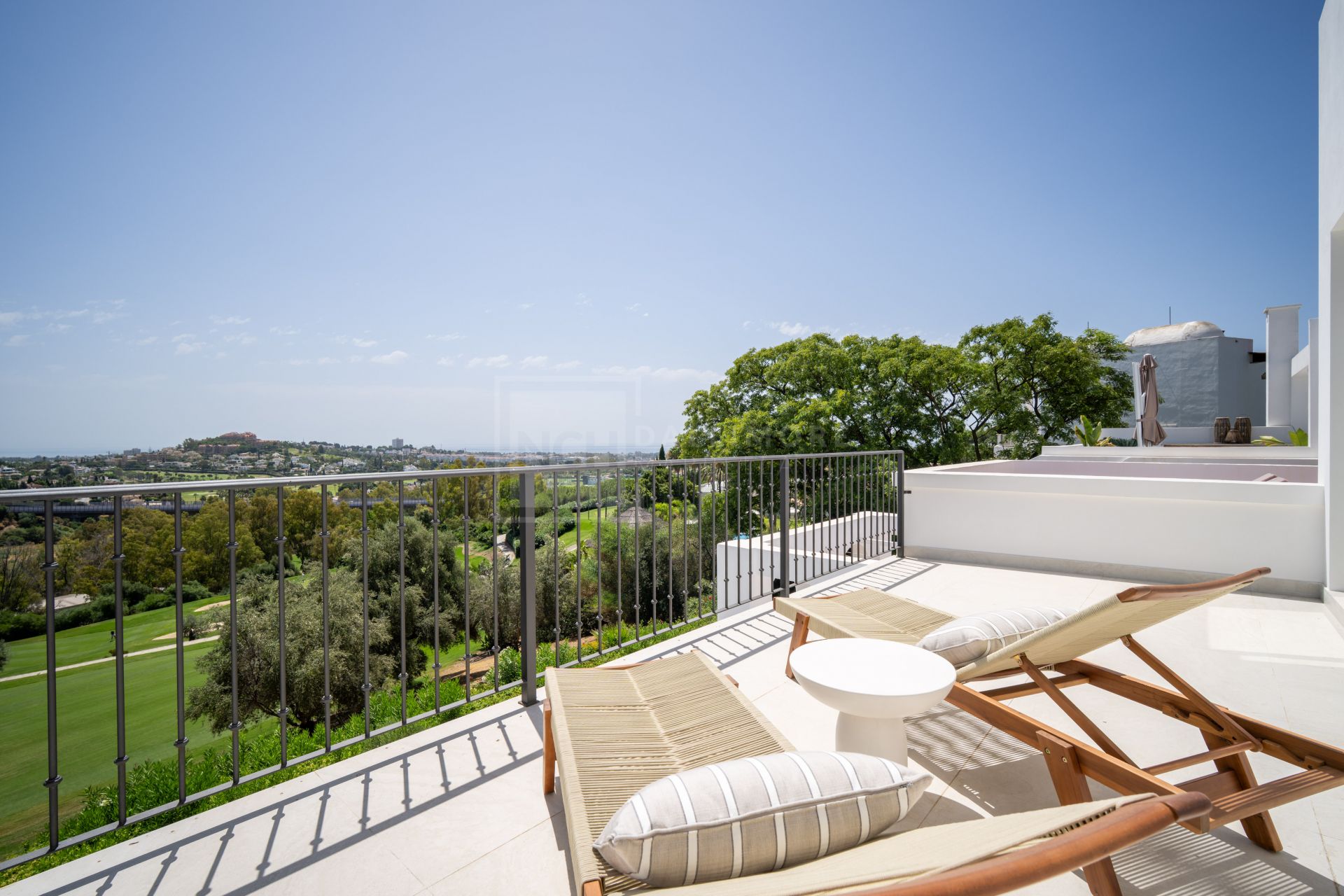 Hermosa vivienda renovada de 4 dormitorios con terrazas y jardín privado