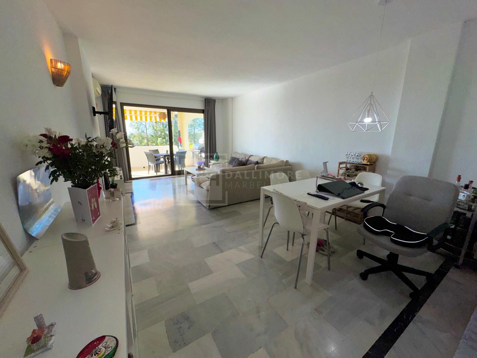 Fantastic two-bedroom, southwest-facing first-floor apartment in Calahonda with beautiful sea views