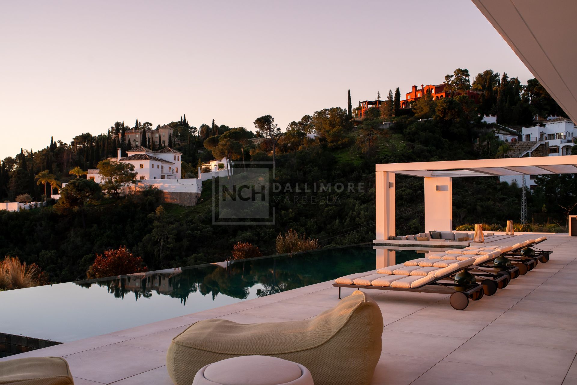 Excepcional casa contemporánea de 6 dormitorios con spa y piscina infinita