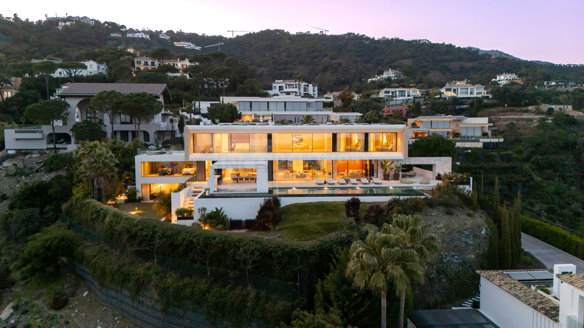 Excepcional casa contemporánea de 6 dormitorios con spa y piscina infinita