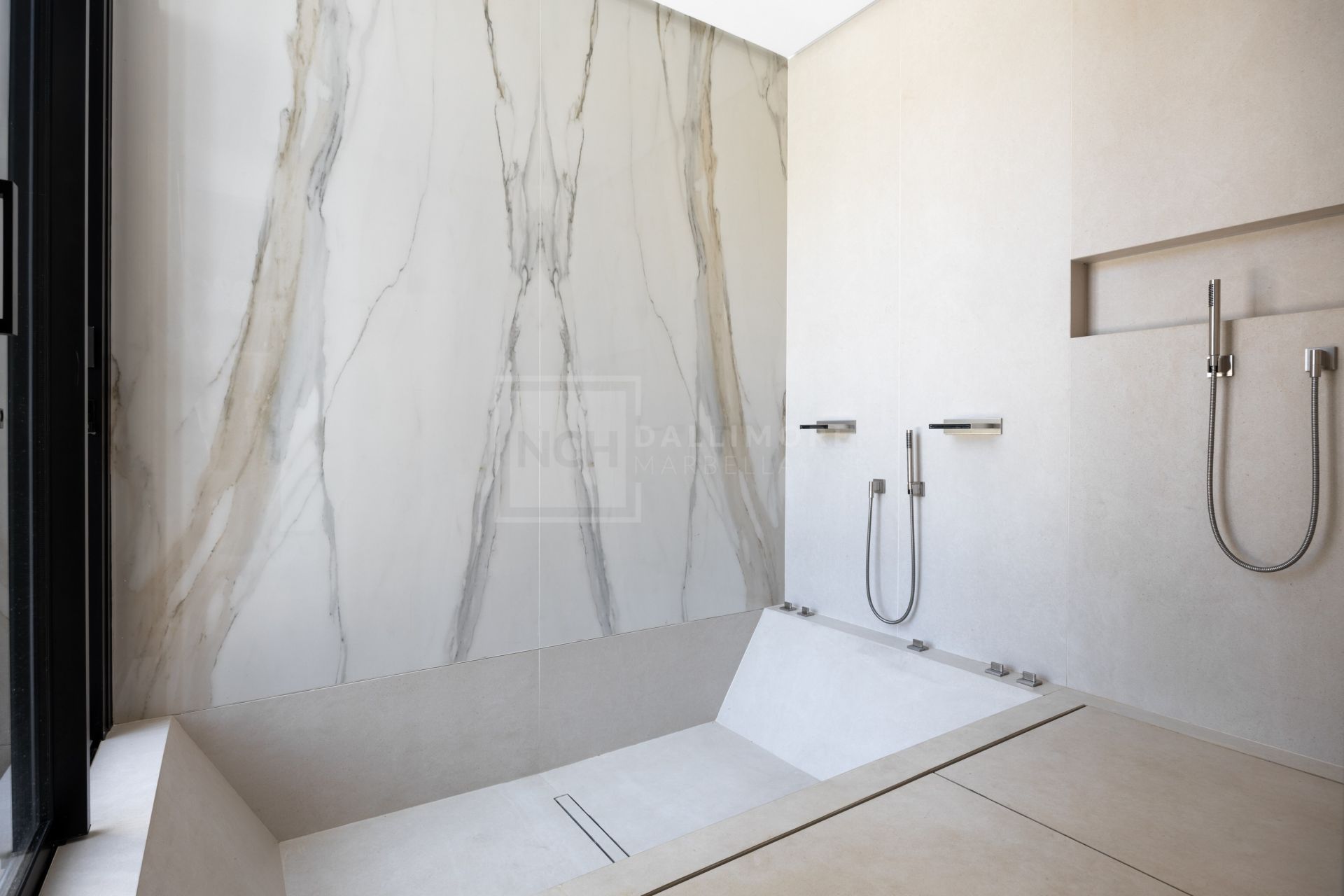 Excepcional casa contemporánea de 6 dormitorios con spa y piscina infinita