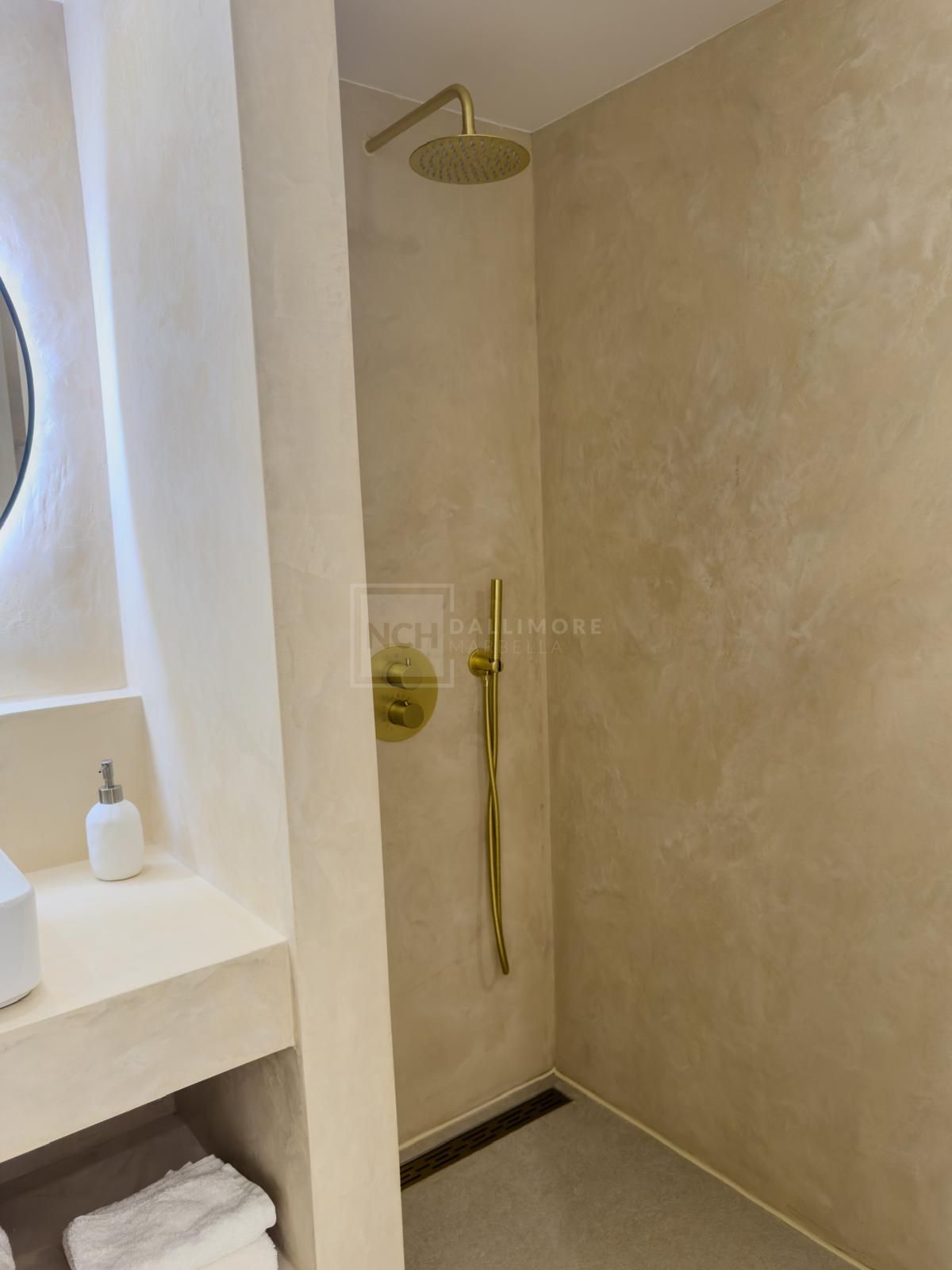 Elegante vivienda totalmente renovada en 2025 con acabados de alta gama y amplias terrazas
