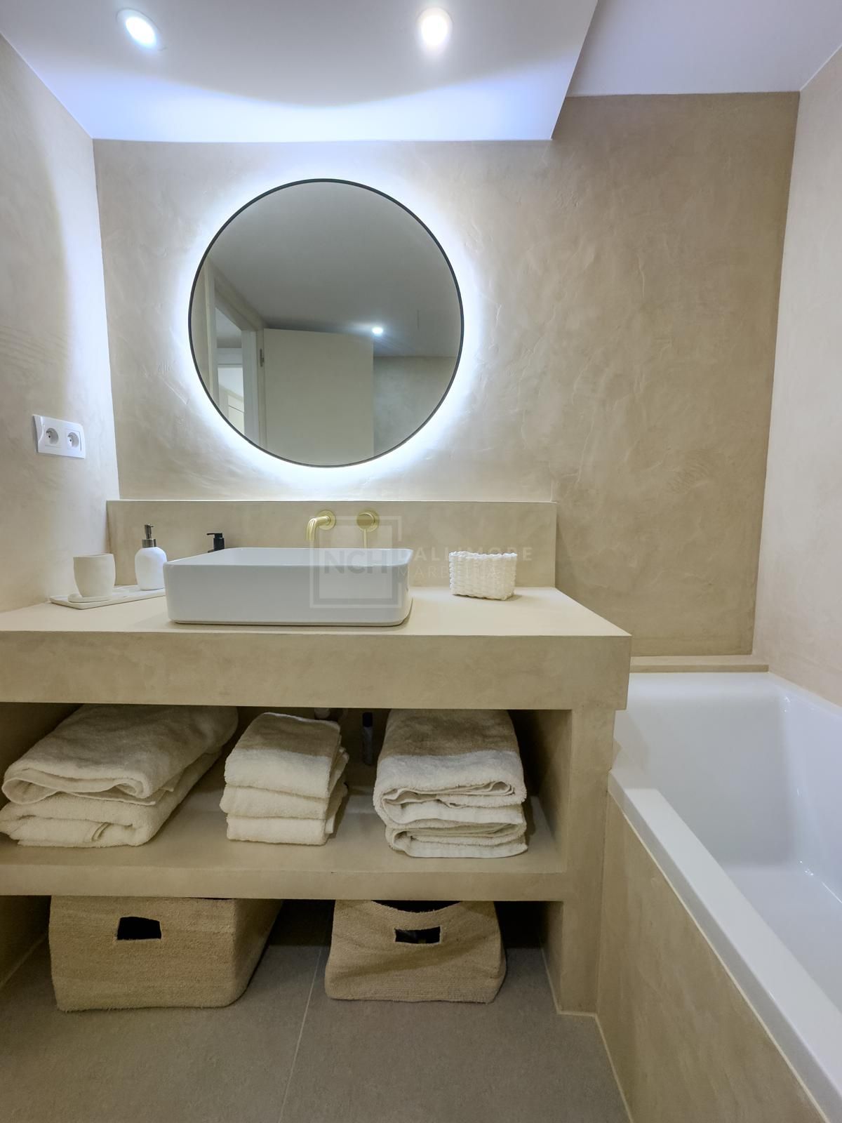 Elegante vivienda totalmente renovada en 2025 con acabados de alta gama y amplias terrazas