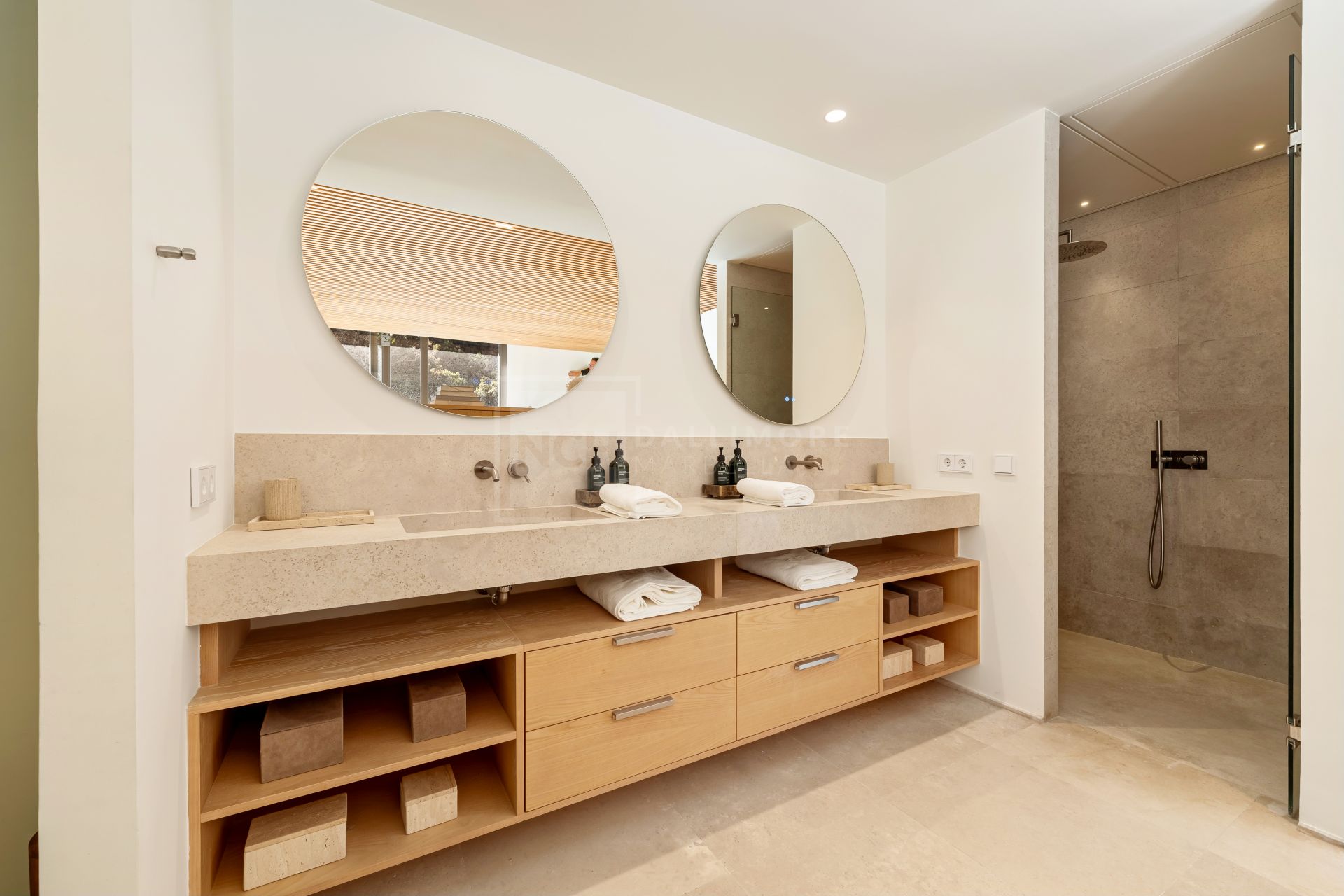 Villa de diseño con 5 dormitorios, spa, gimnasio y vistas panorámicas