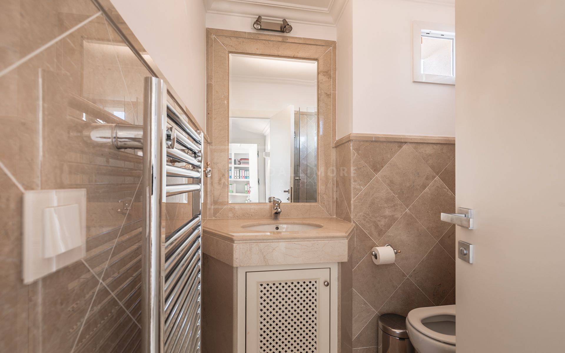 Exquisitely renovated, spacious duplex penthouse in Las Alamandas, Nueva Andalucía