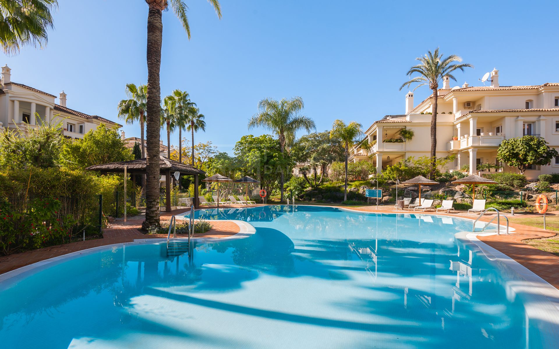 Exquisitely renovated, spacious duplex penthouse in Las Alamandas, Nueva Andalucía