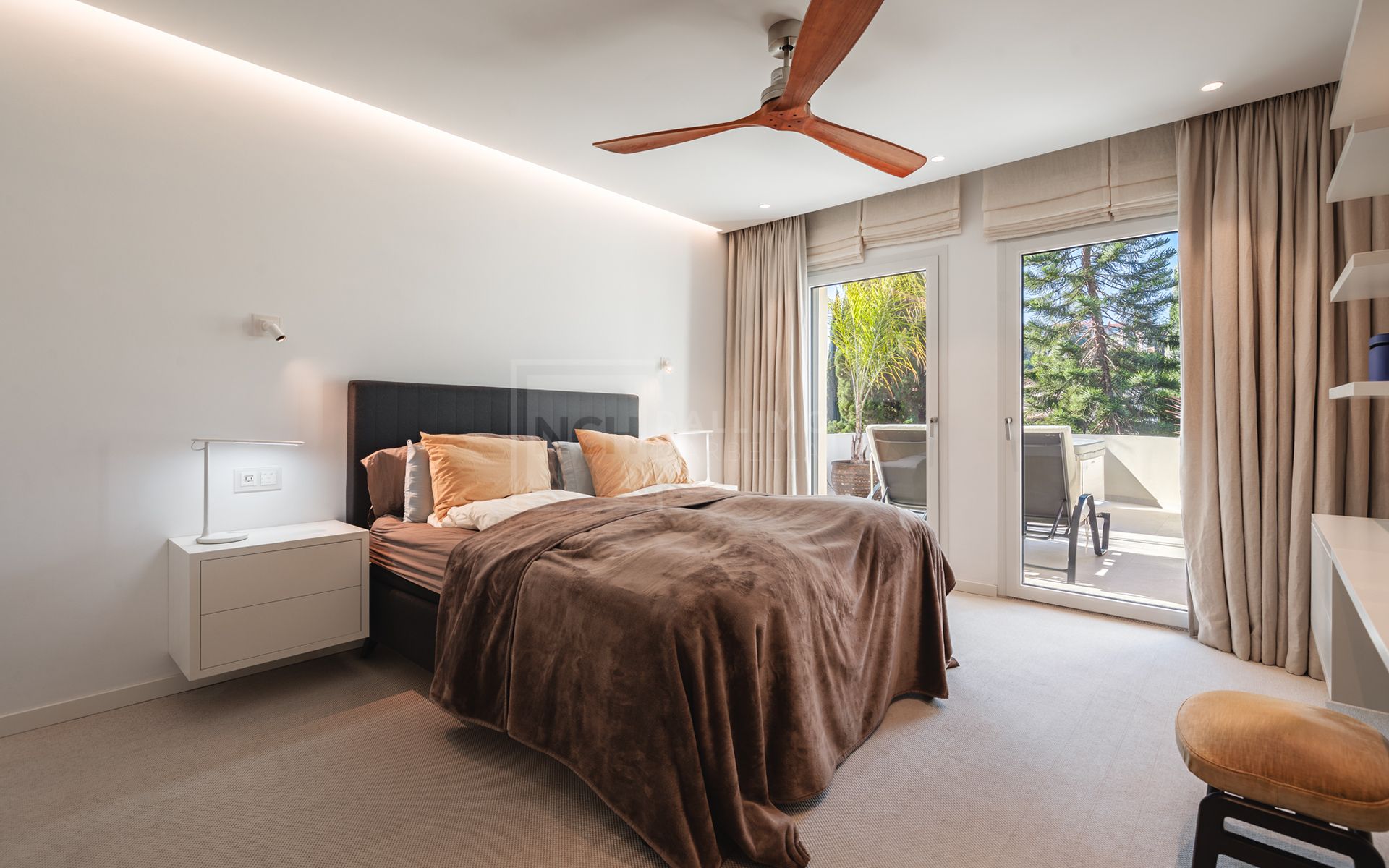 Exquisitely renovated, spacious duplex penthouse in Las Alamandas, Nueva Andalucía