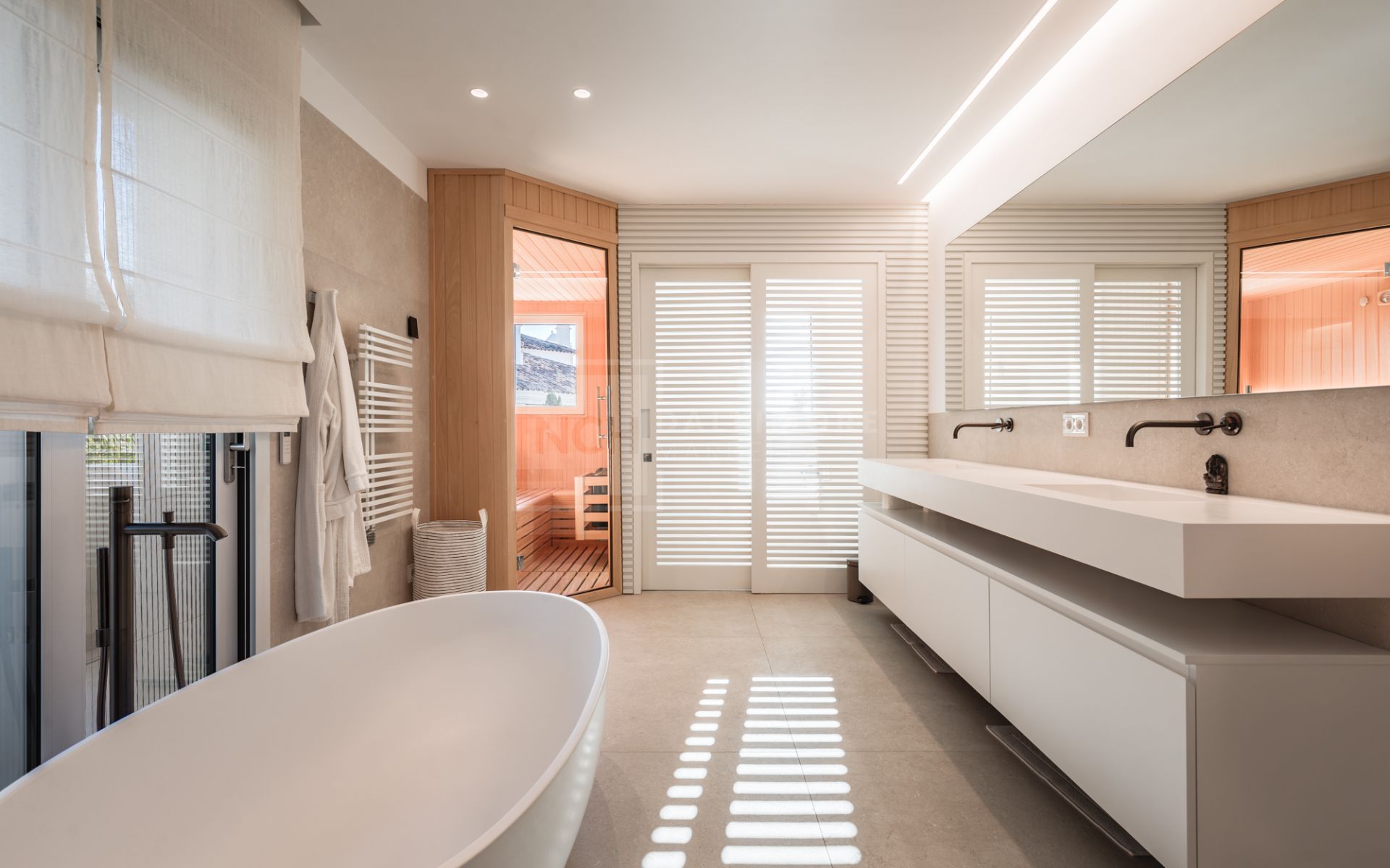 Exquisitely renovated, spacious duplex penthouse in Las Alamandas, Nueva Andalucía