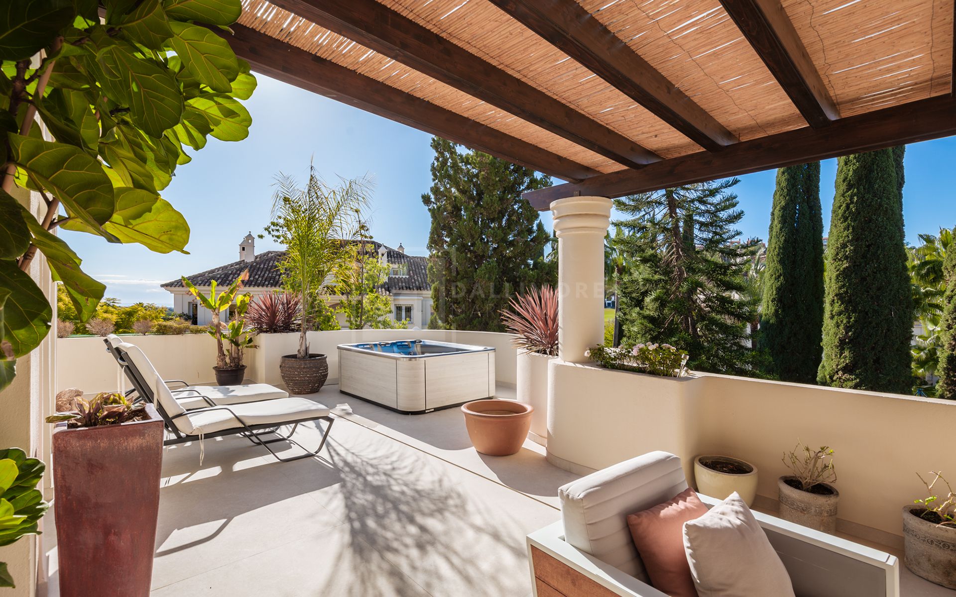 Exquisitely renovated, spacious duplex penthouse in Las Alamandas, Nueva Andalucía