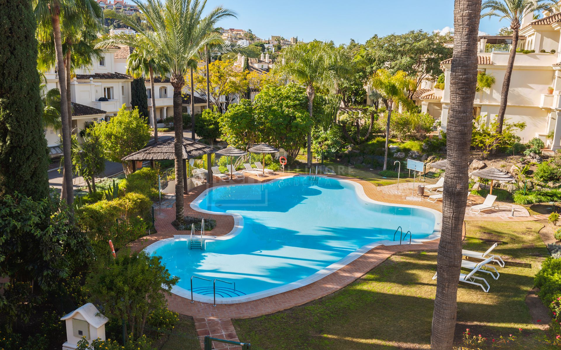 Exquisitely renovated, spacious duplex penthouse in Las Alamandas, Nueva Andalucía