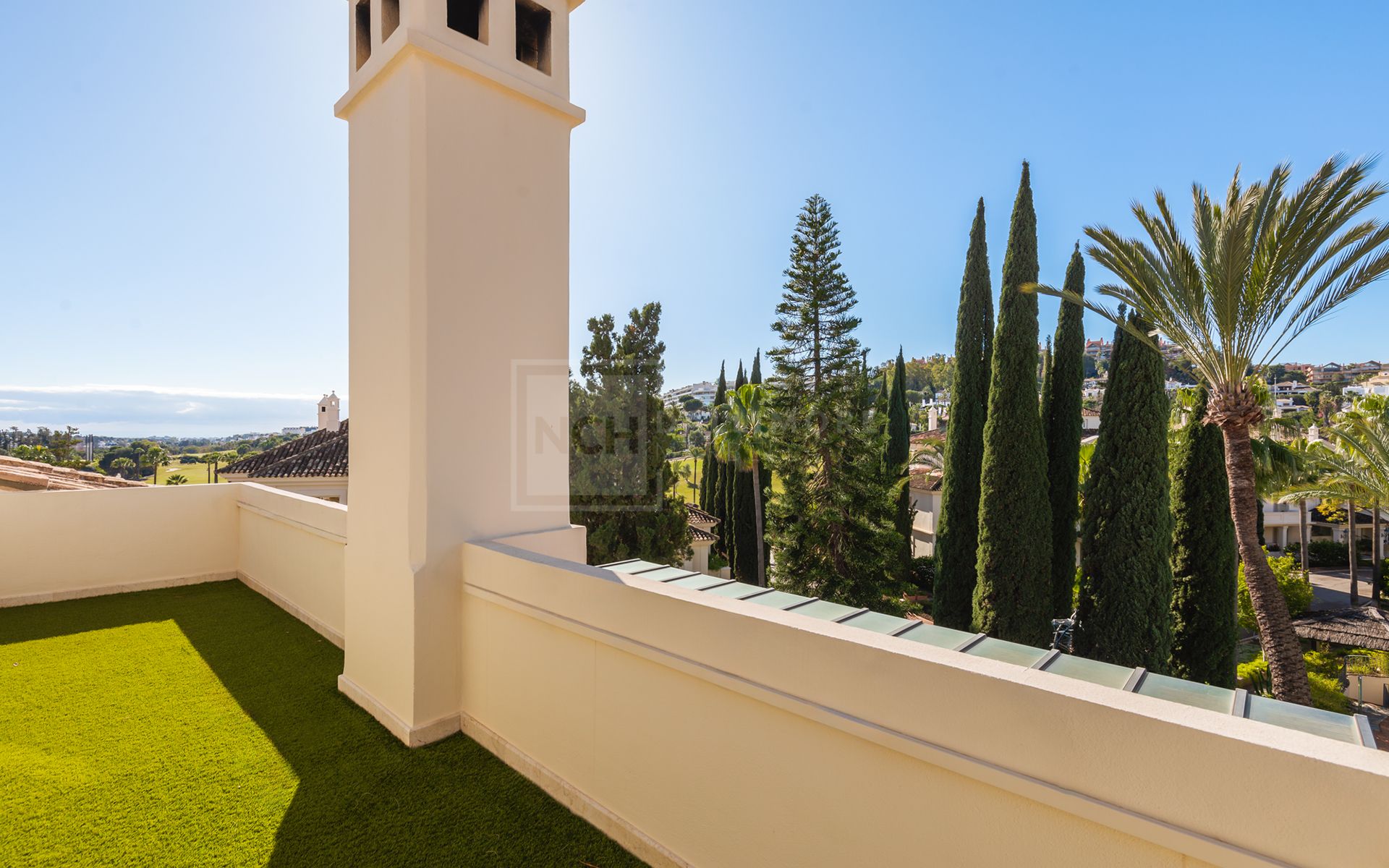 Exquisitely renovated, spacious duplex penthouse in Las Alamandas, Nueva Andalucía
