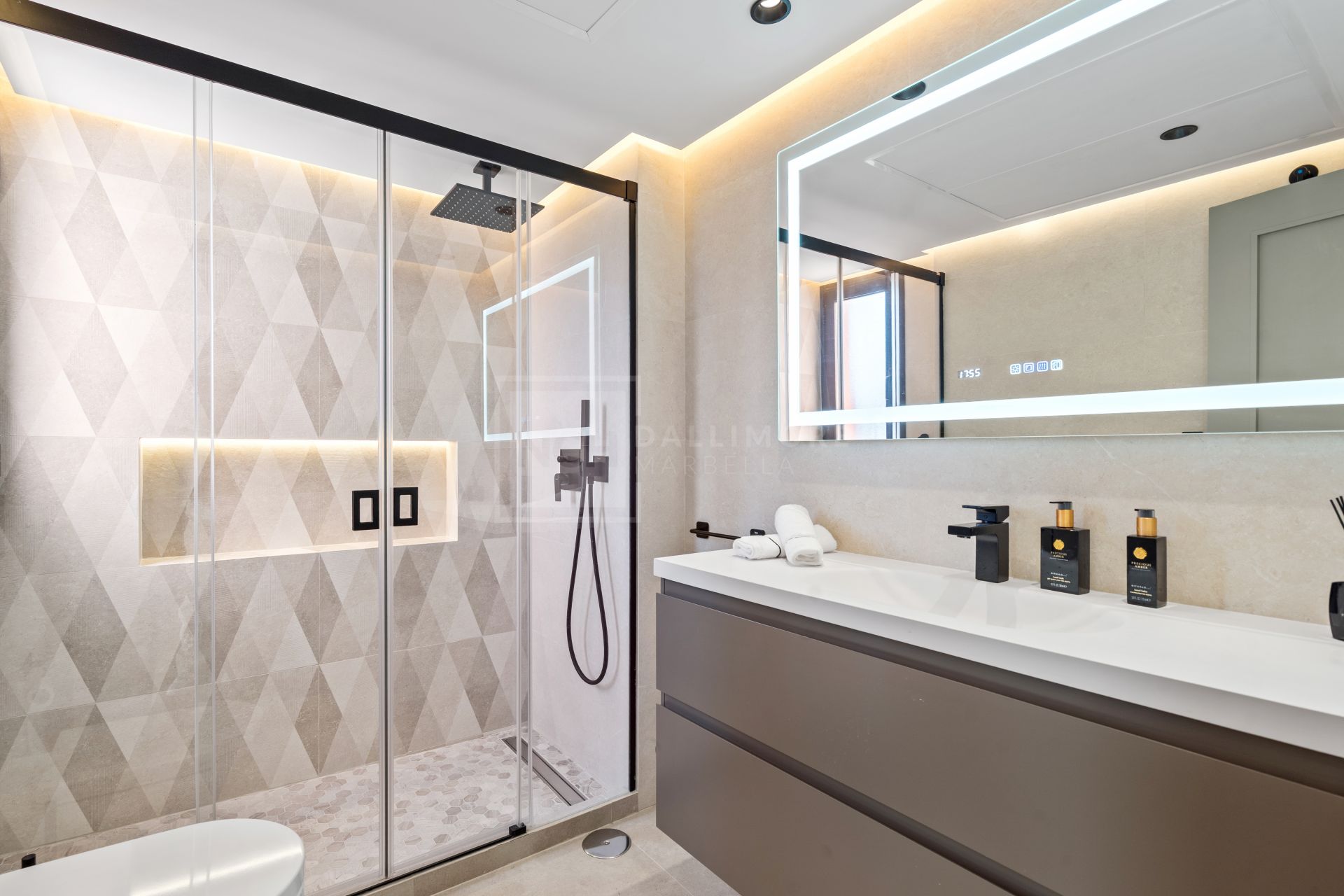 Sea View Luxury Penthouse - Newly Renovated on the Beach Side New Golden Mile