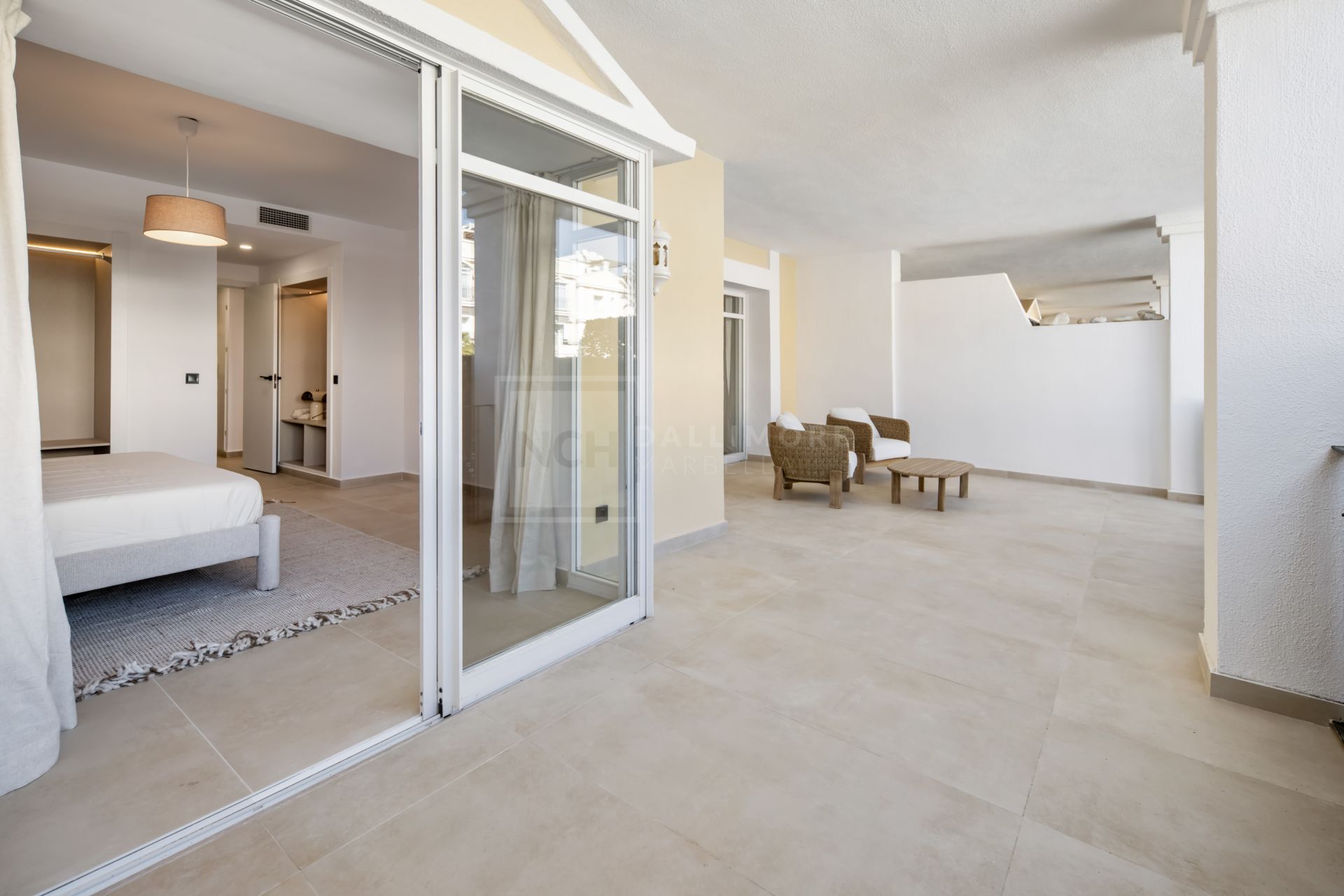 Apartamento de Tres Dormitorios Totalmente Renovado en el Corazón de Nueva Andalucía, Aloha