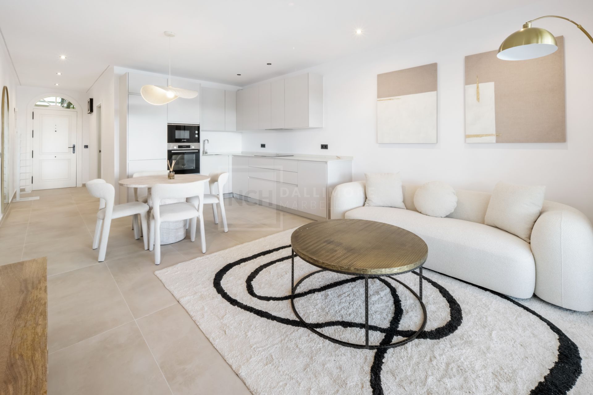 Apartamento de Tres Dormitorios Totalmente Renovado en el Corazón de Nueva Andalucía, Aloha