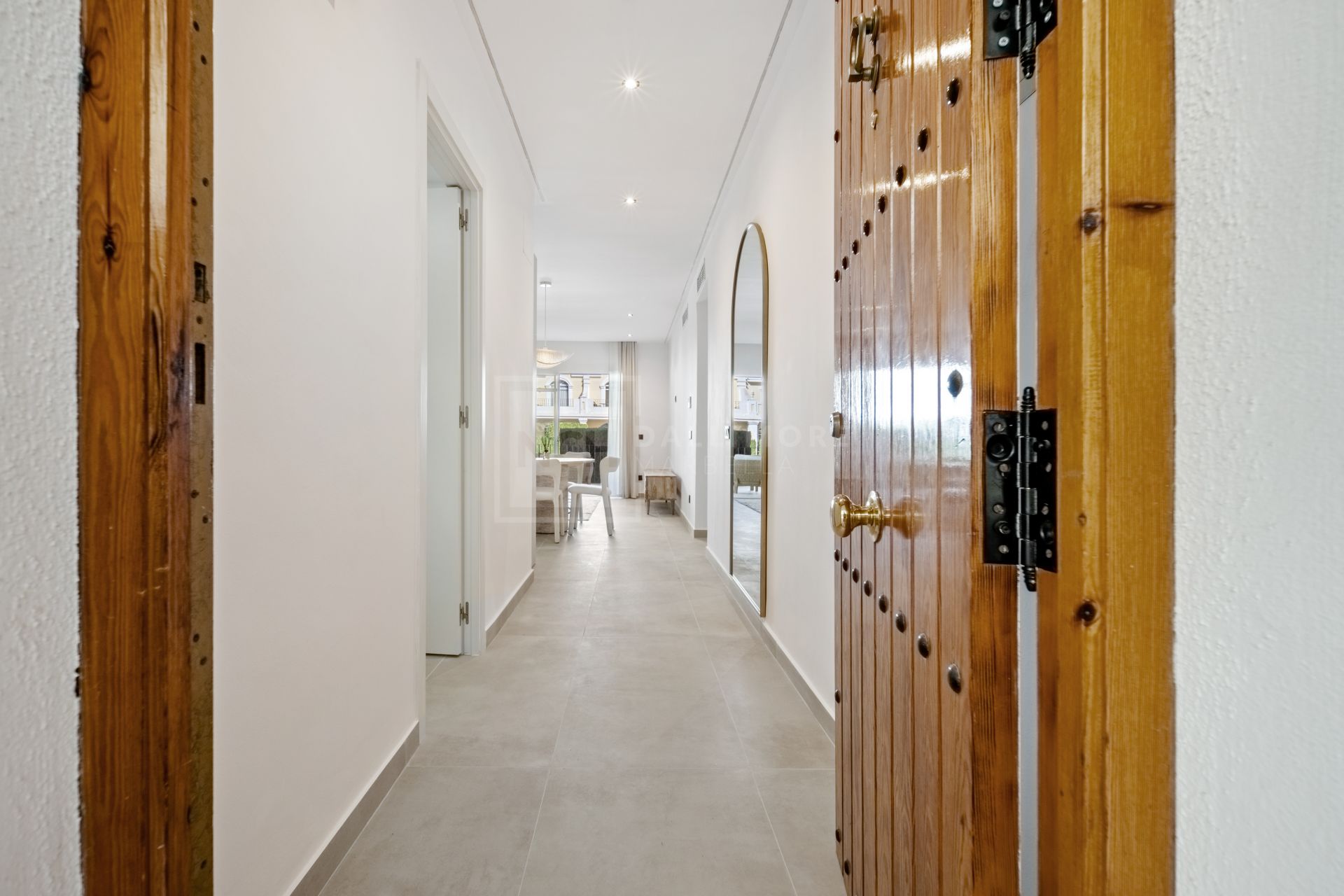 Apartamento de Tres Dormitorios Totalmente Renovado en el Corazón de Nueva Andalucía, Aloha