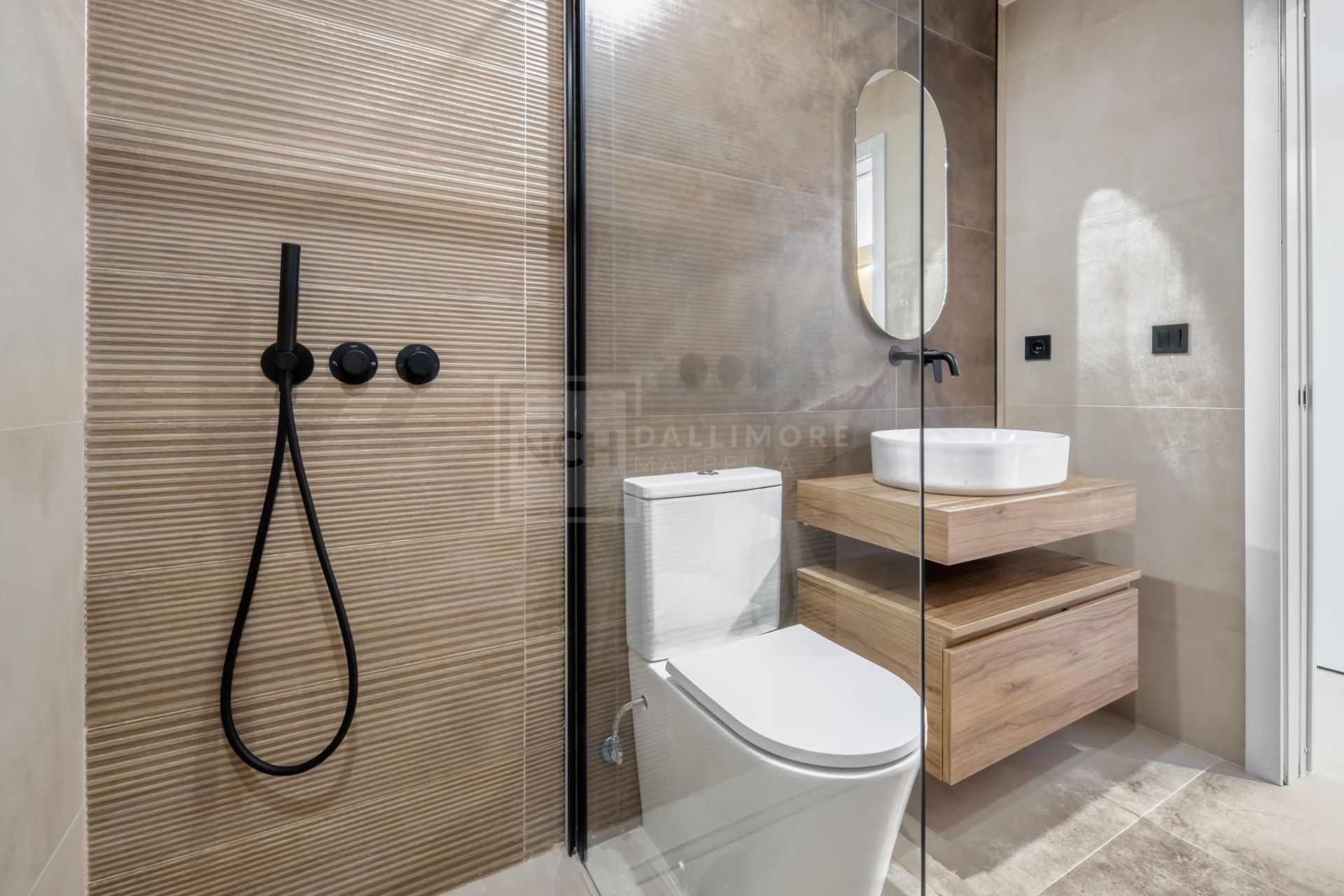 Apartamento de Tres Dormitorios Totalmente Renovado en el Corazón de Nueva Andalucía, Aloha
