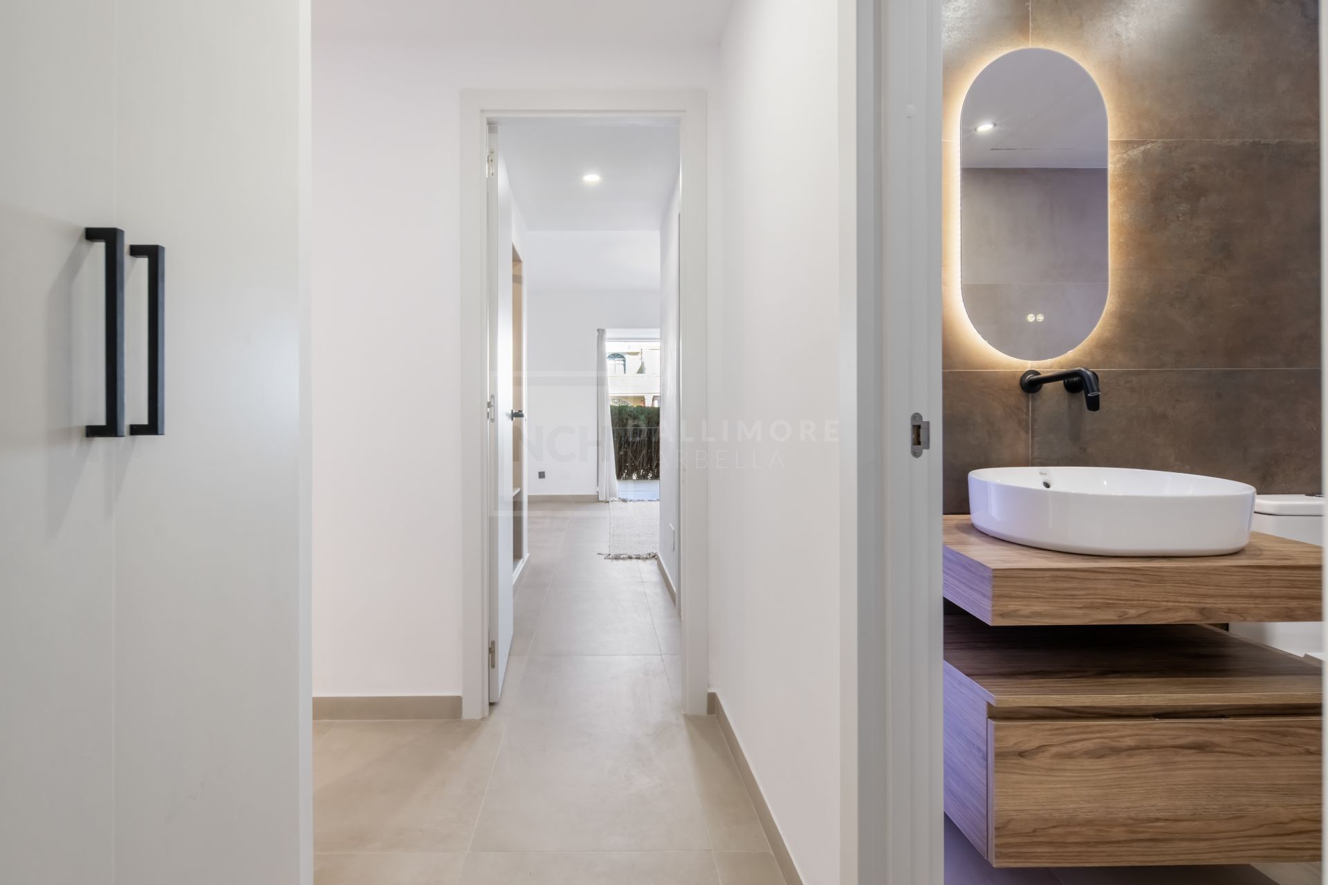 Apartamento de Tres Dormitorios Totalmente Renovado en el Corazón de Nueva Andalucía, Aloha