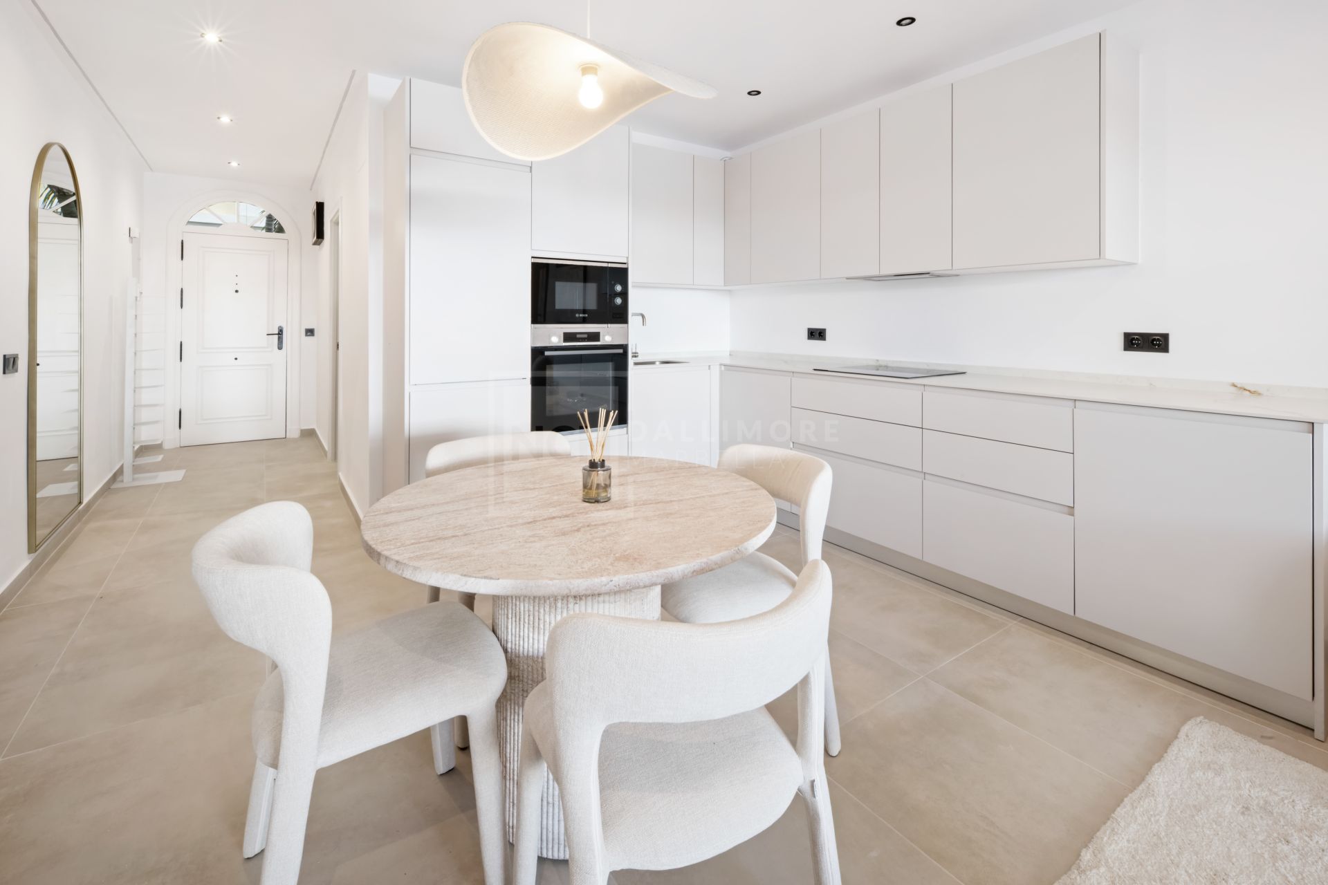 Apartamento de Tres Dormitorios Totalmente Renovado en el Corazón de Nueva Andalucía, Aloha