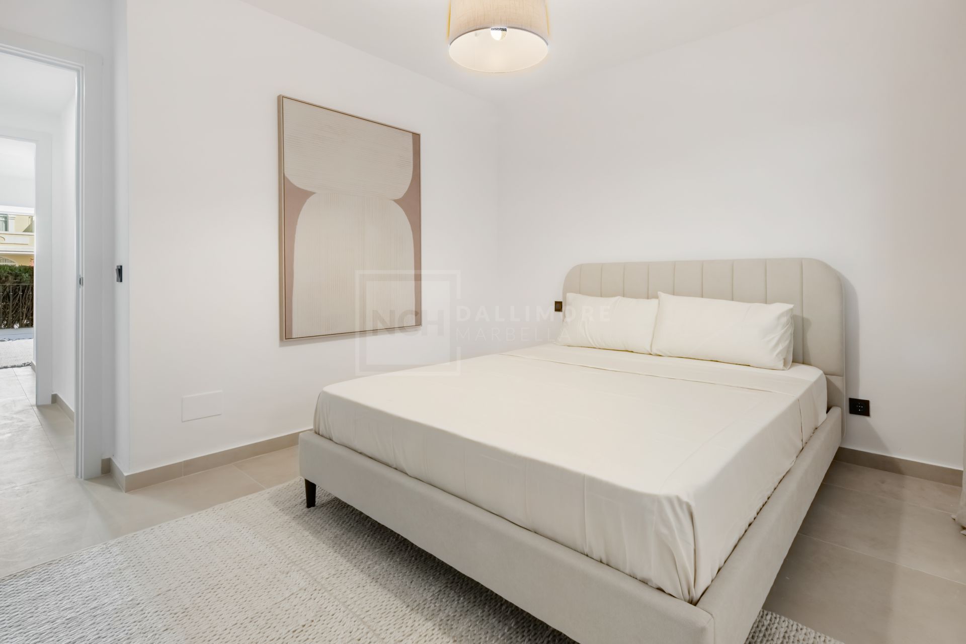 Apartamento de Tres Dormitorios Totalmente Renovado en el Corazón de Nueva Andalucía, Aloha