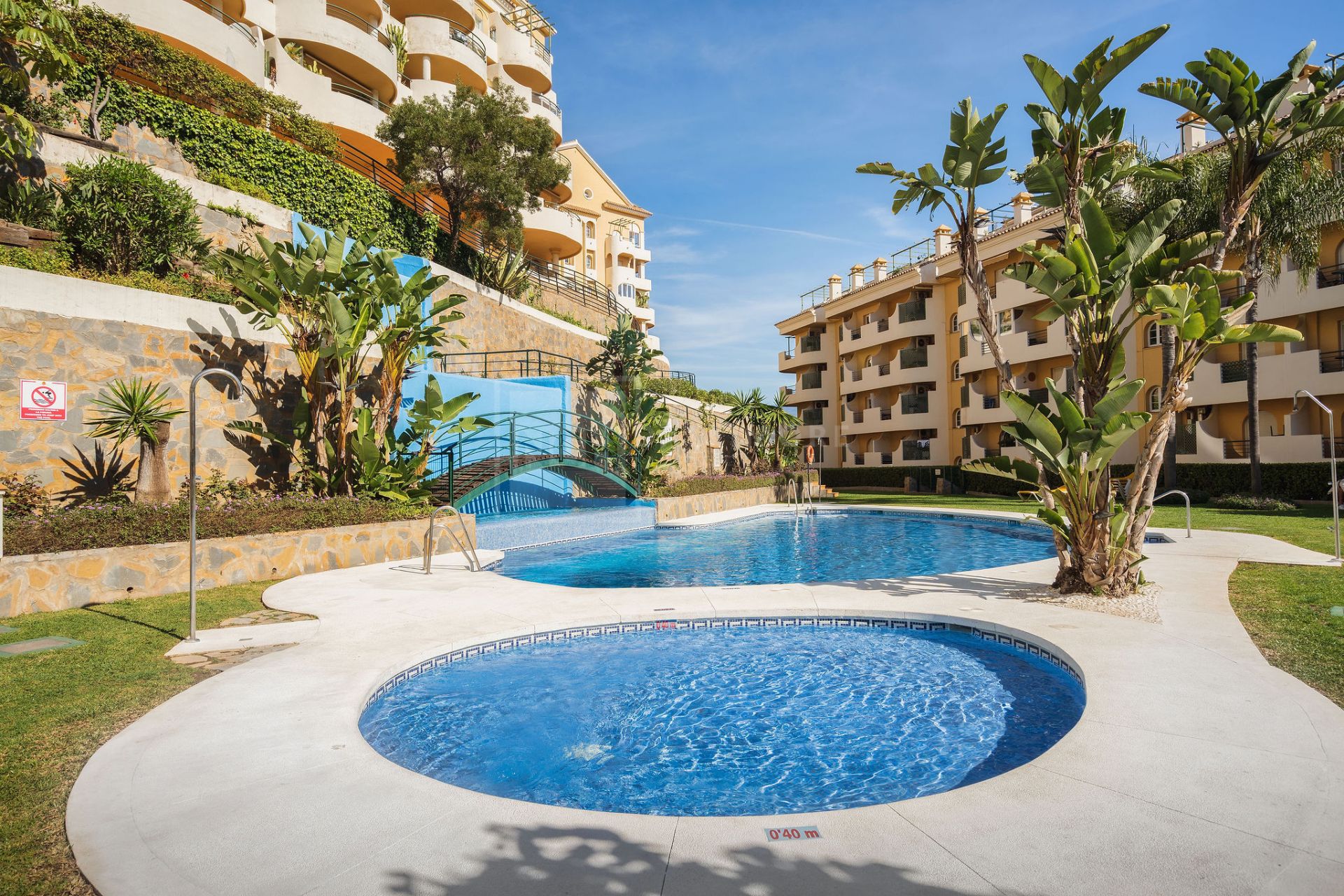 Welcome to this bright apartment in amazing location with panoramic views!