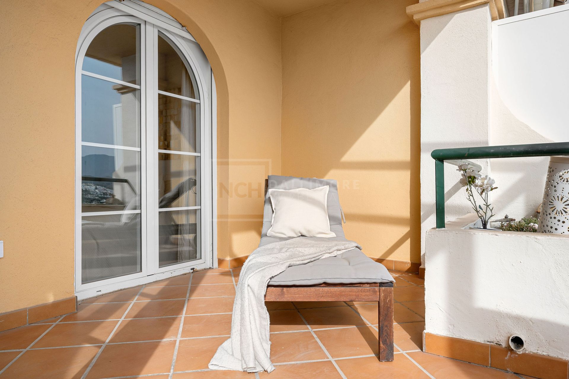 Welcome to this bright apartment in amazing location with panoramic views!