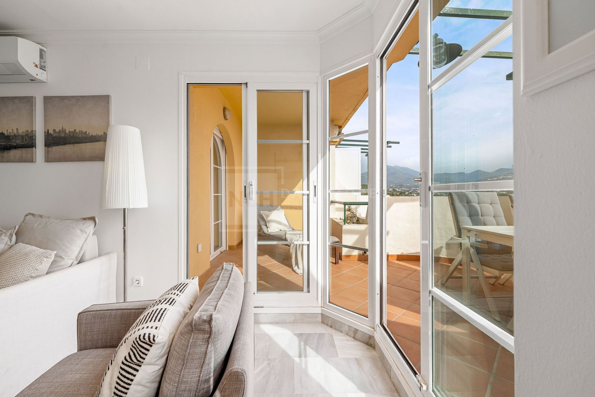 Welcome to this bright apartment in amazing location with panoramic views!