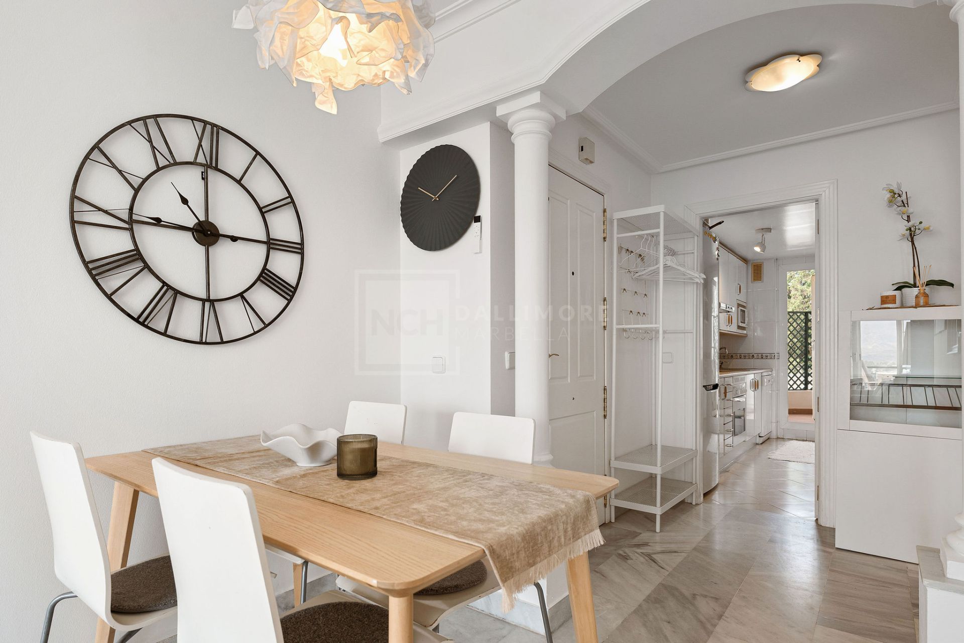 Welcome to this bright apartment in amazing location with panoramic views!