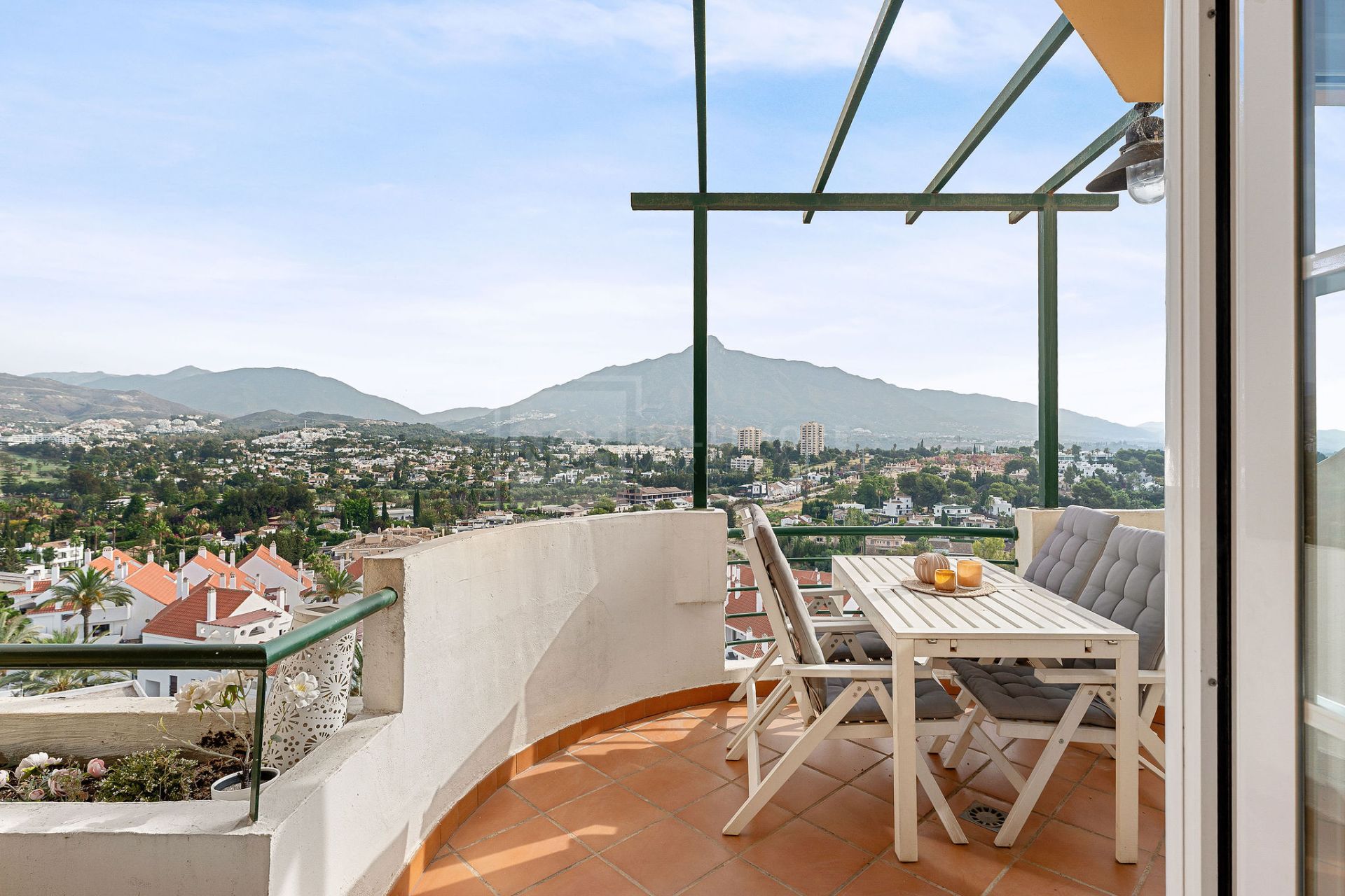 Welcome to this bright apartment in amazing location with panoramic views!