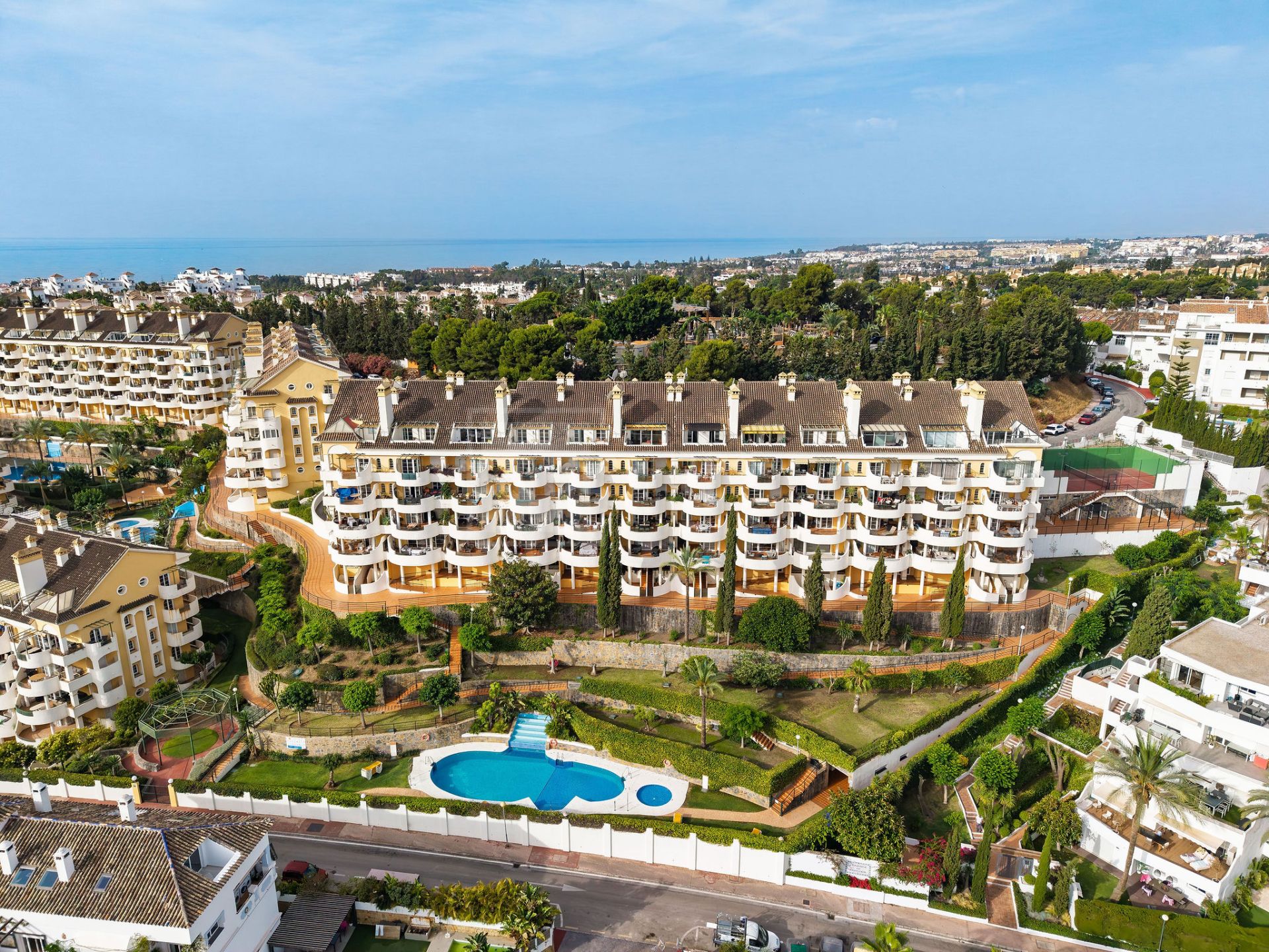 Welcome to this bright apartment in amazing location with panoramic views!
