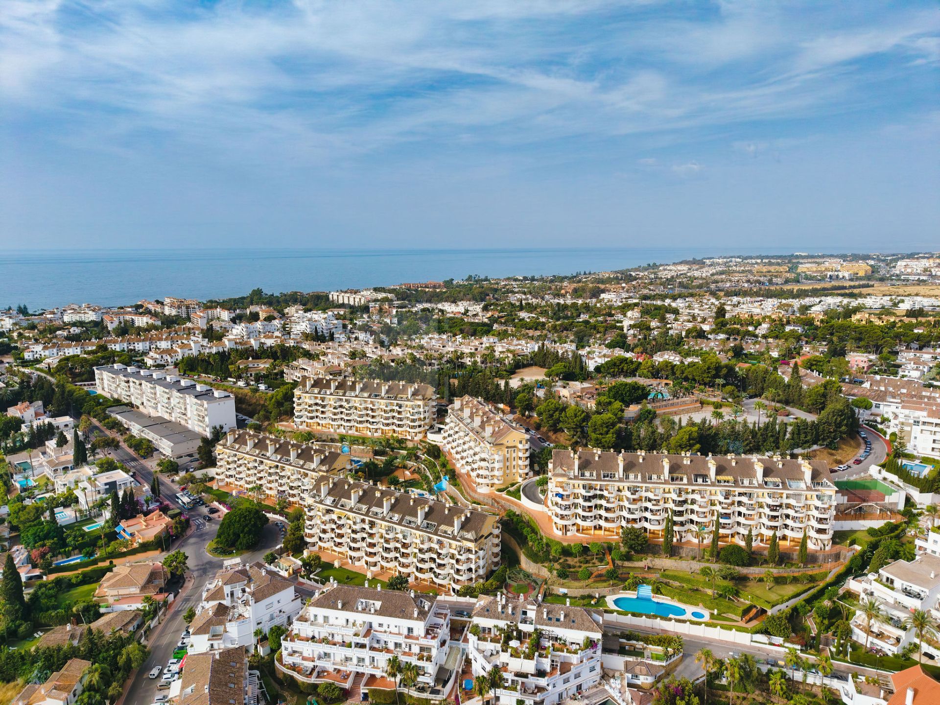 Welcome to this bright apartment in amazing location with panoramic views!