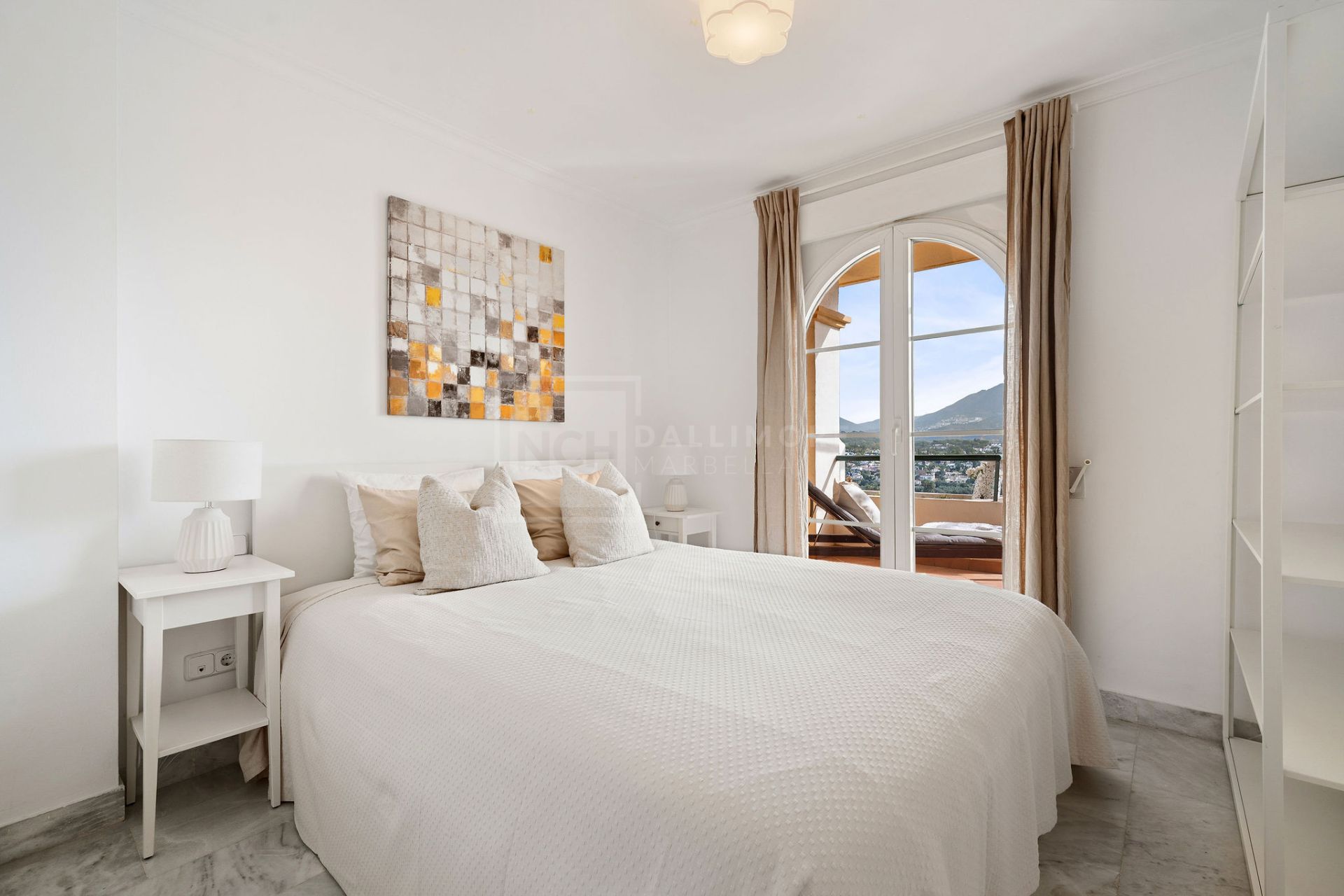 Welcome to this bright apartment in amazing location with panoramic views!