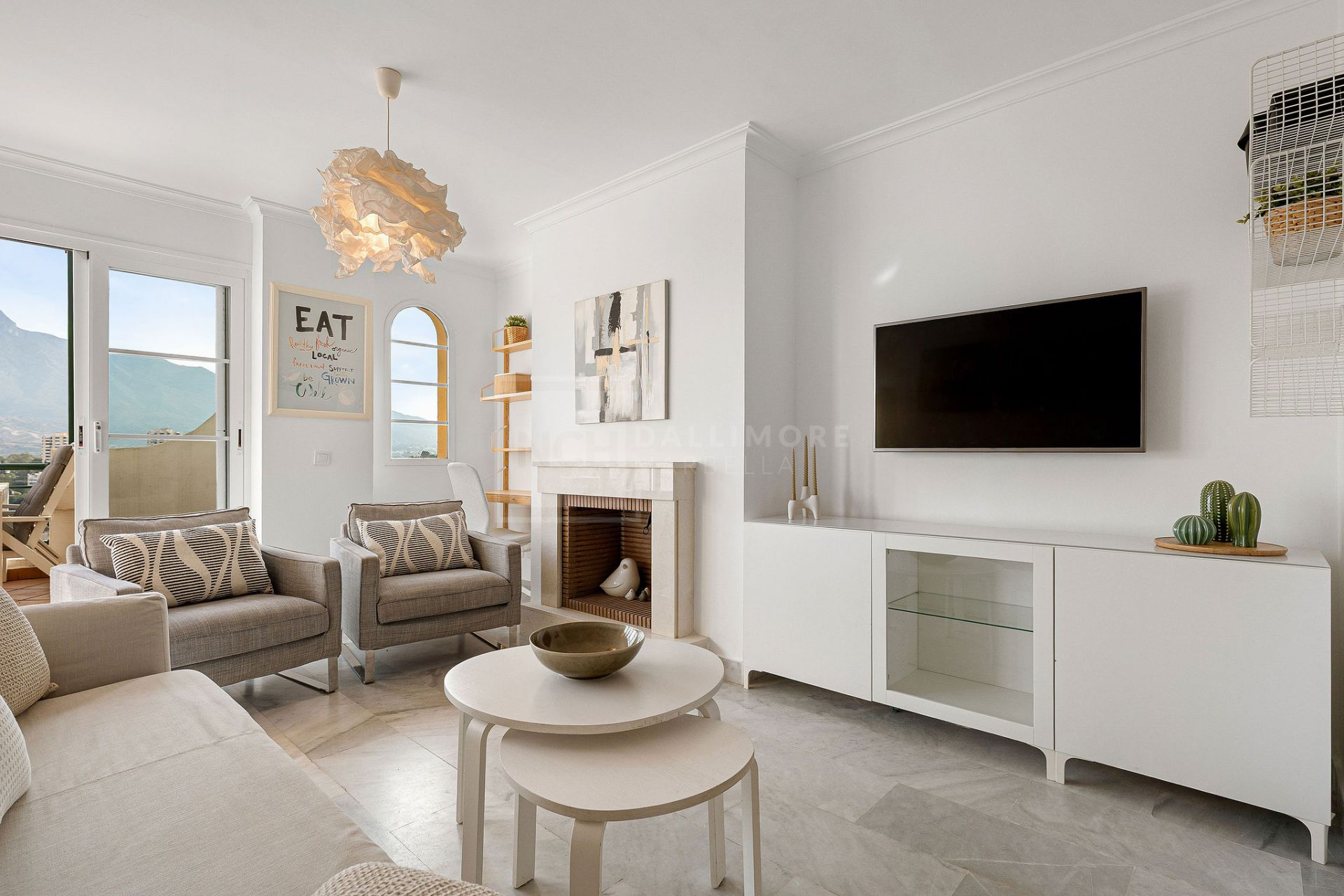 Welcome to this bright apartment in amazing location with panoramic views!