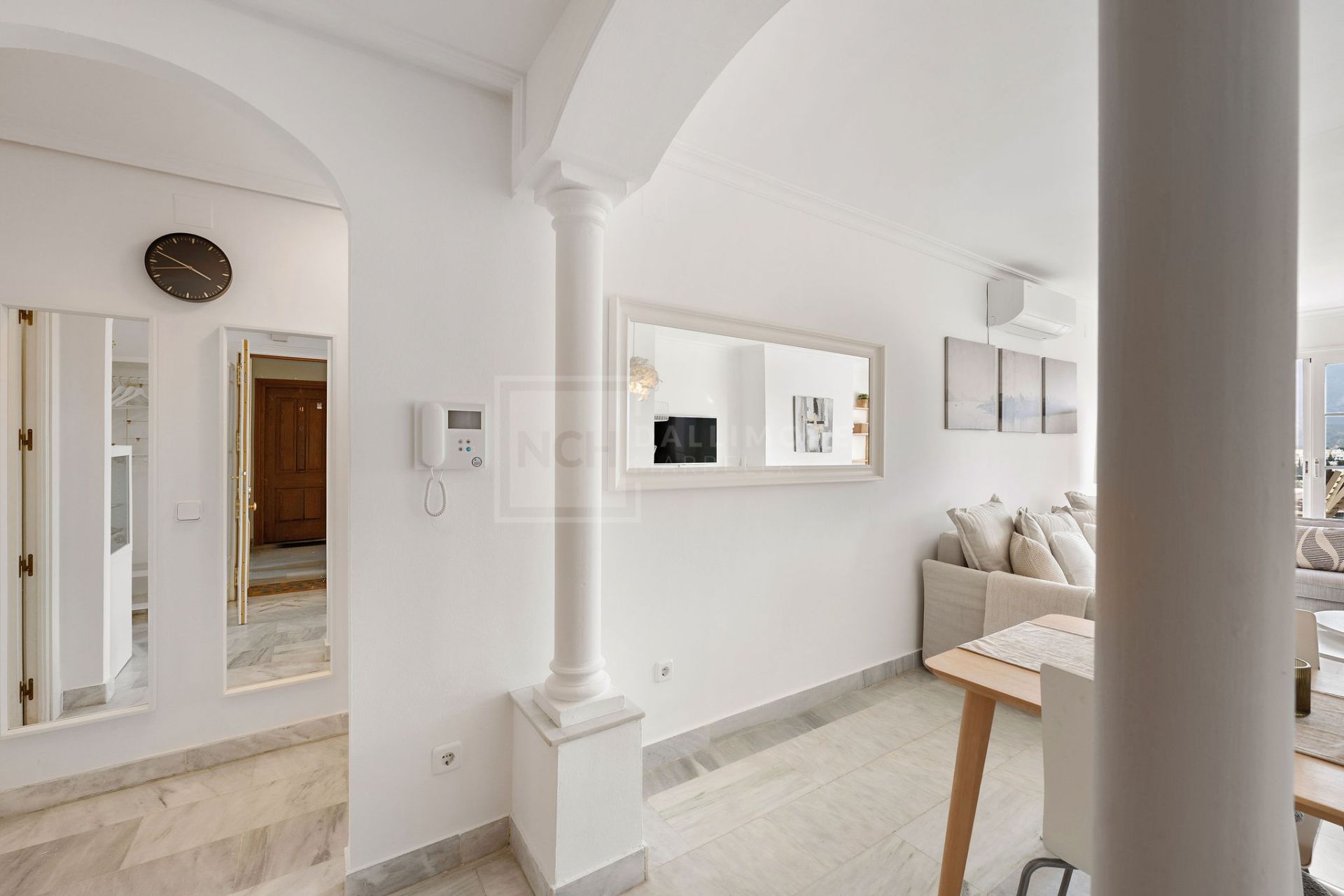 Welcome to this bright apartment in amazing location with panoramic views!