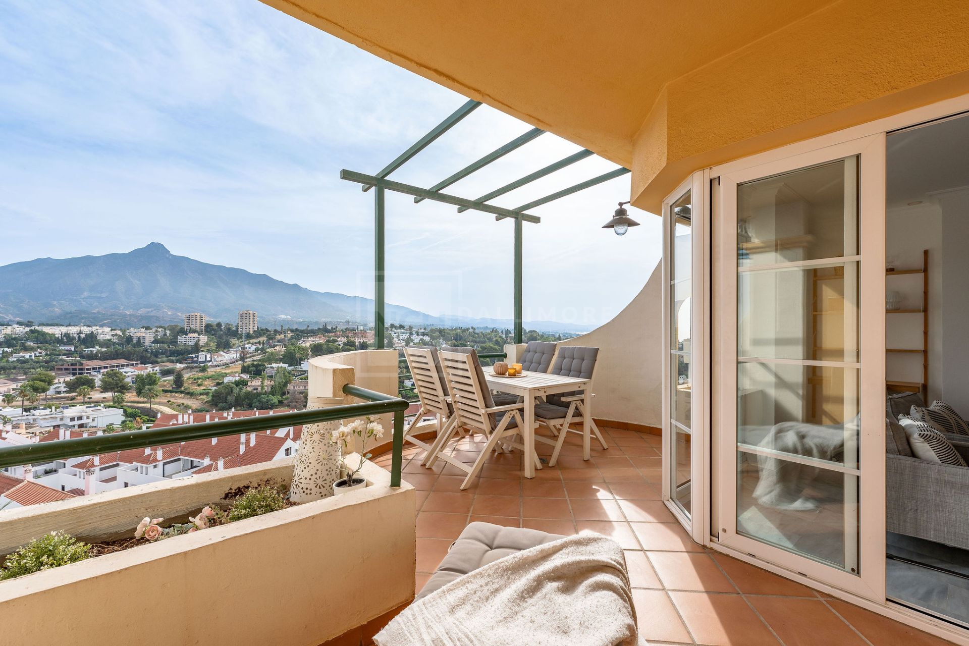 Welcome to this bright apartment in amazing location with panoramic views!