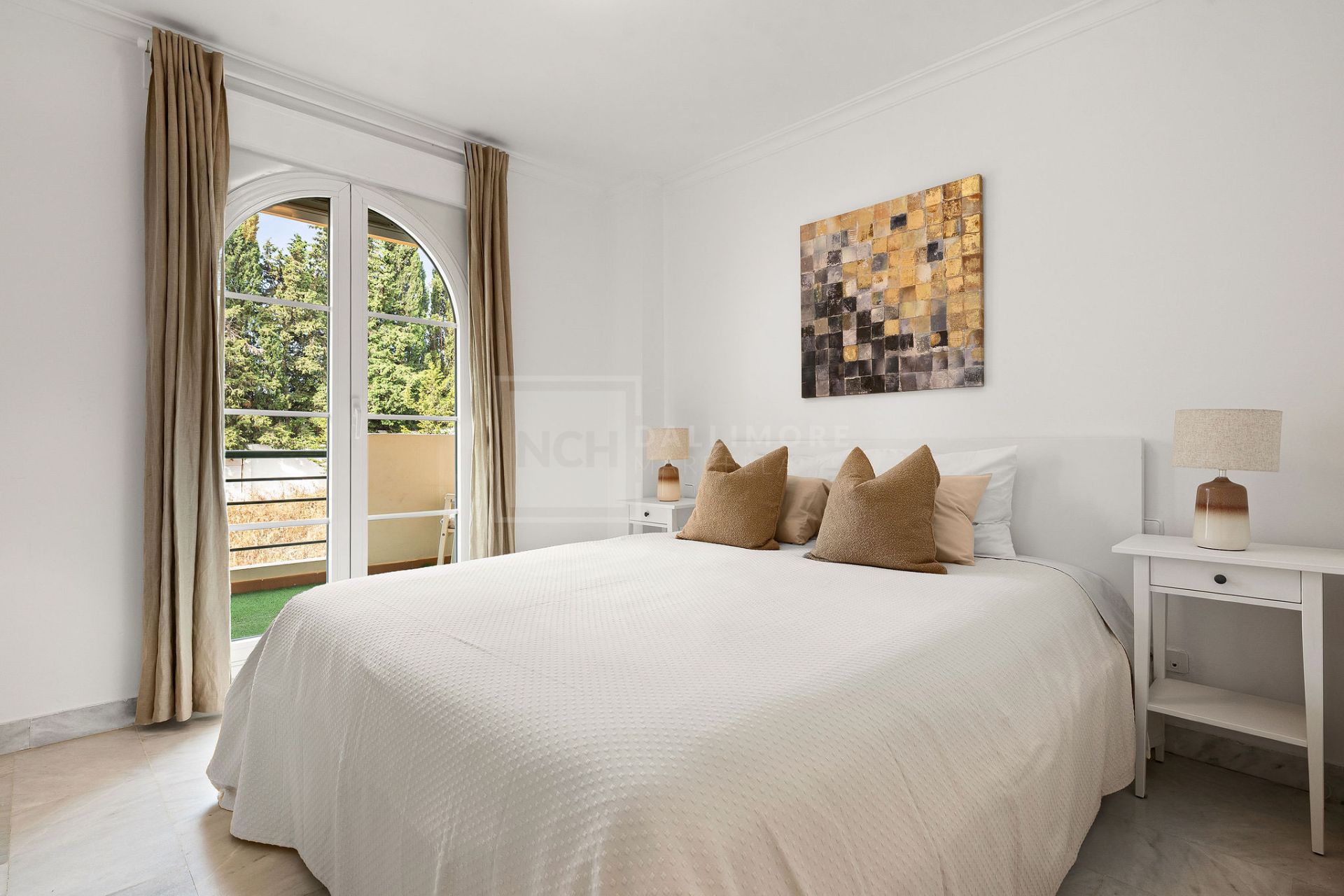 Welcome to this bright apartment in amazing location with panoramic views!