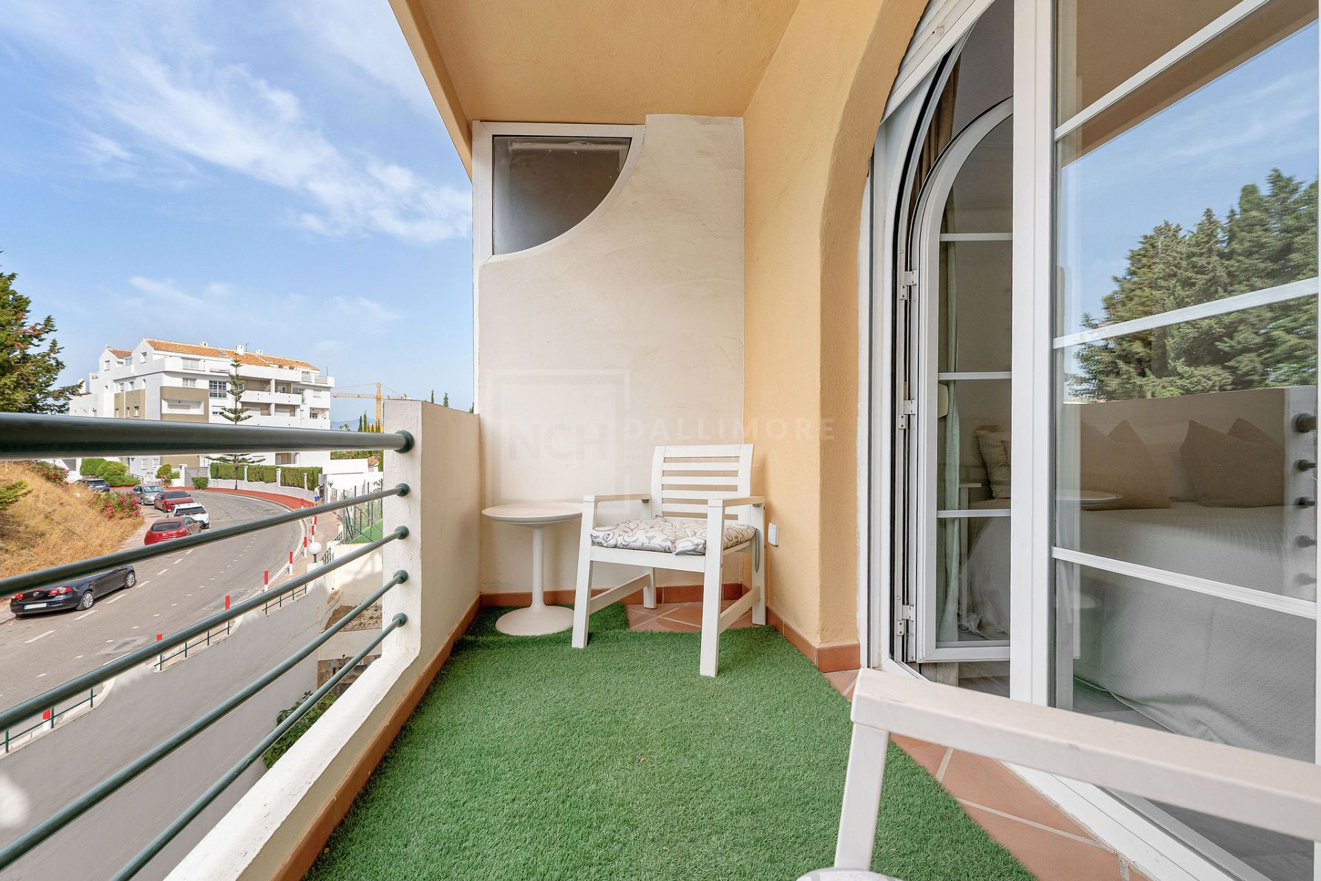 Welcome to this bright apartment in amazing location with panoramic views!
