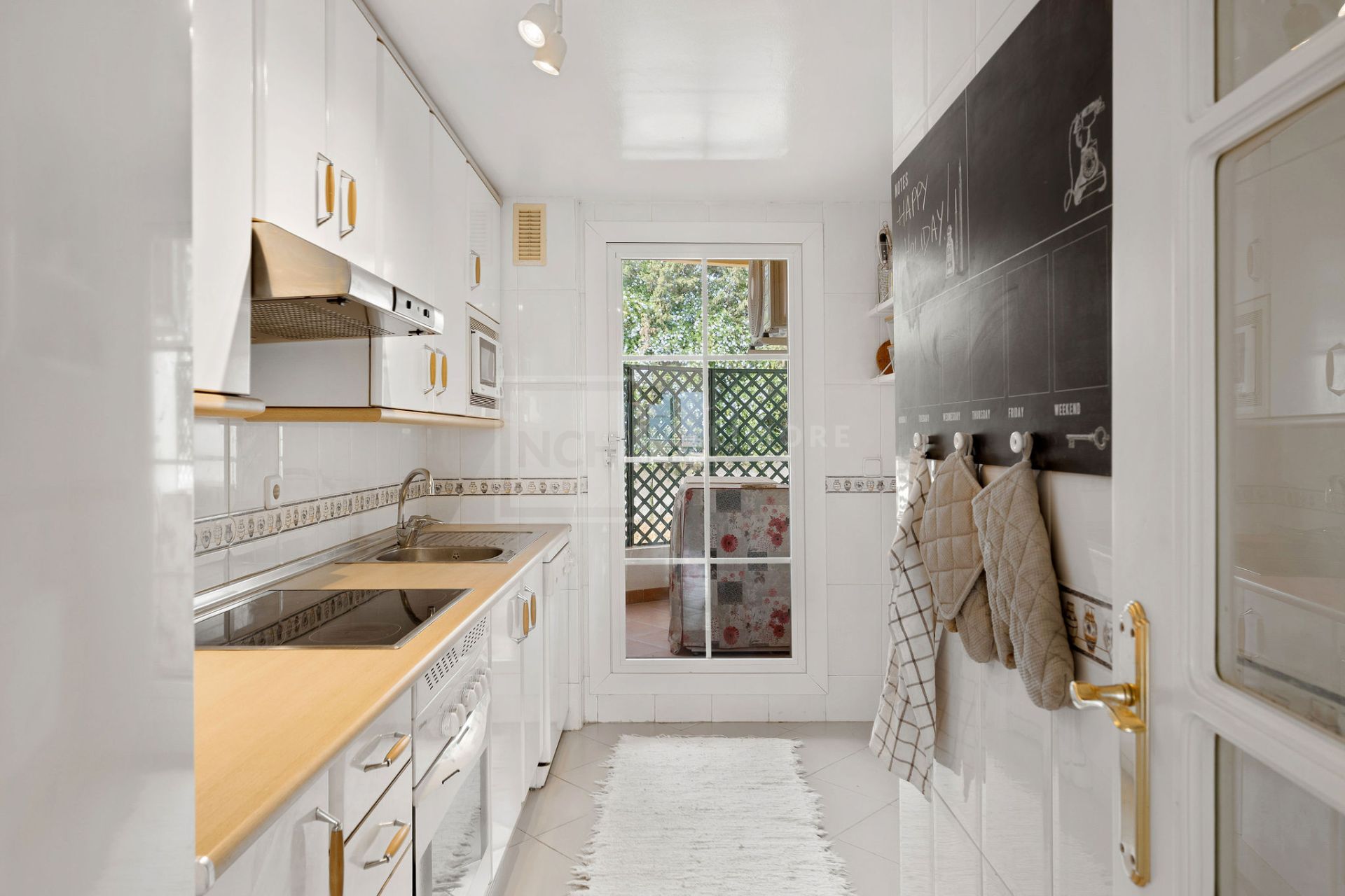 Welcome to this bright apartment in amazing location with panoramic views!