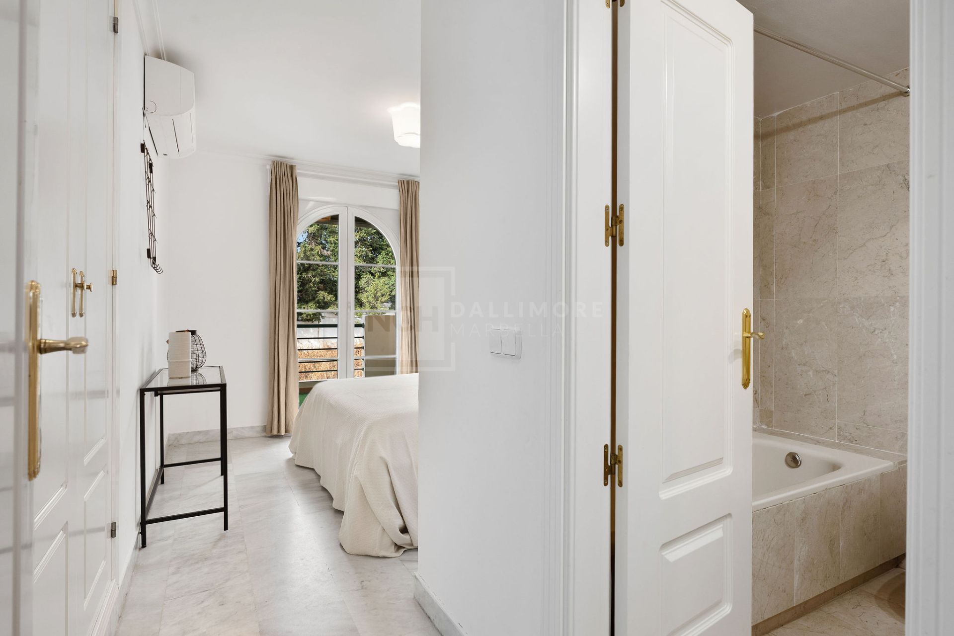 Welcome to this bright apartment in amazing location with panoramic views!