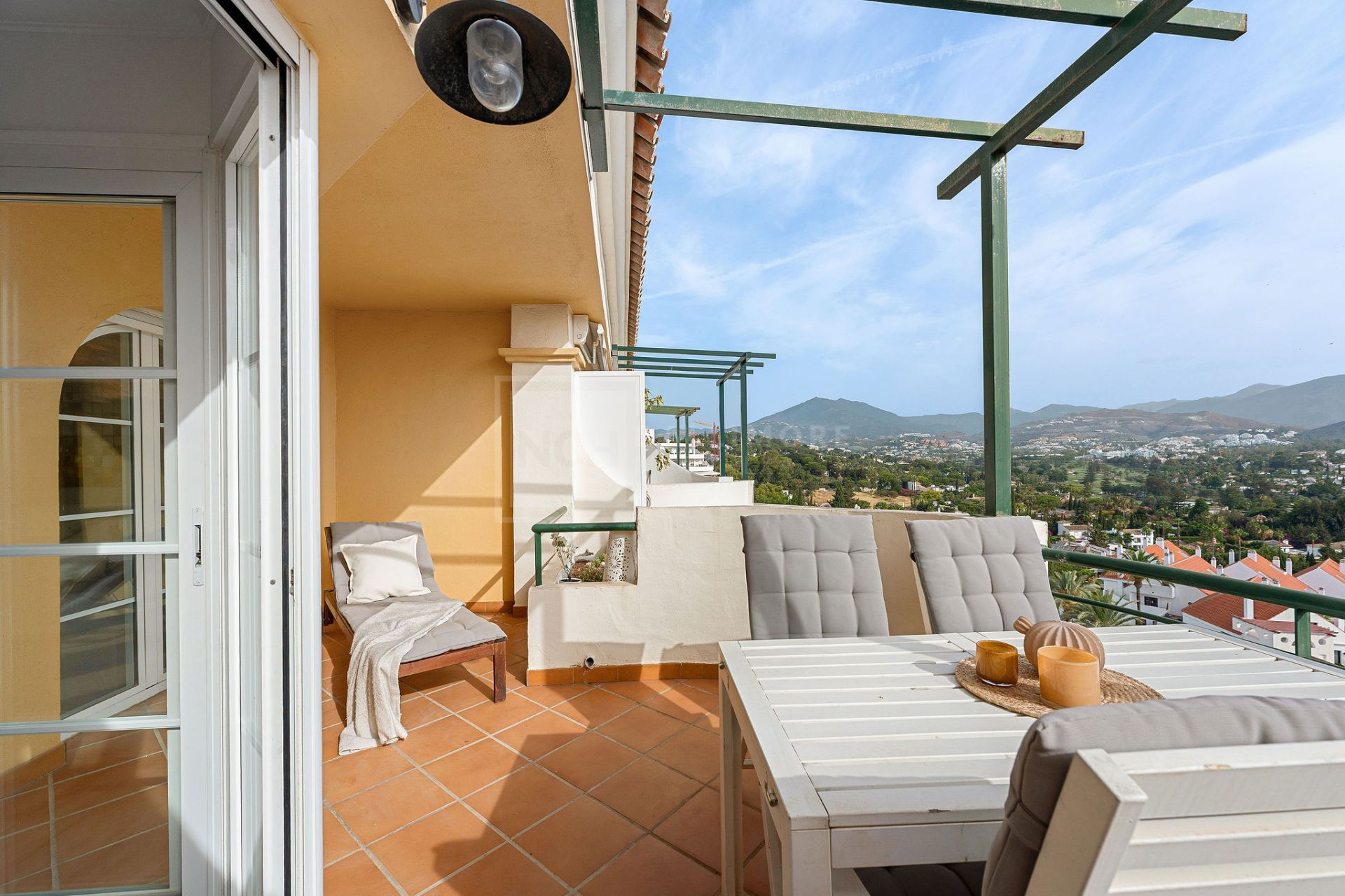 Welcome to this bright apartment in amazing location with panoramic views!