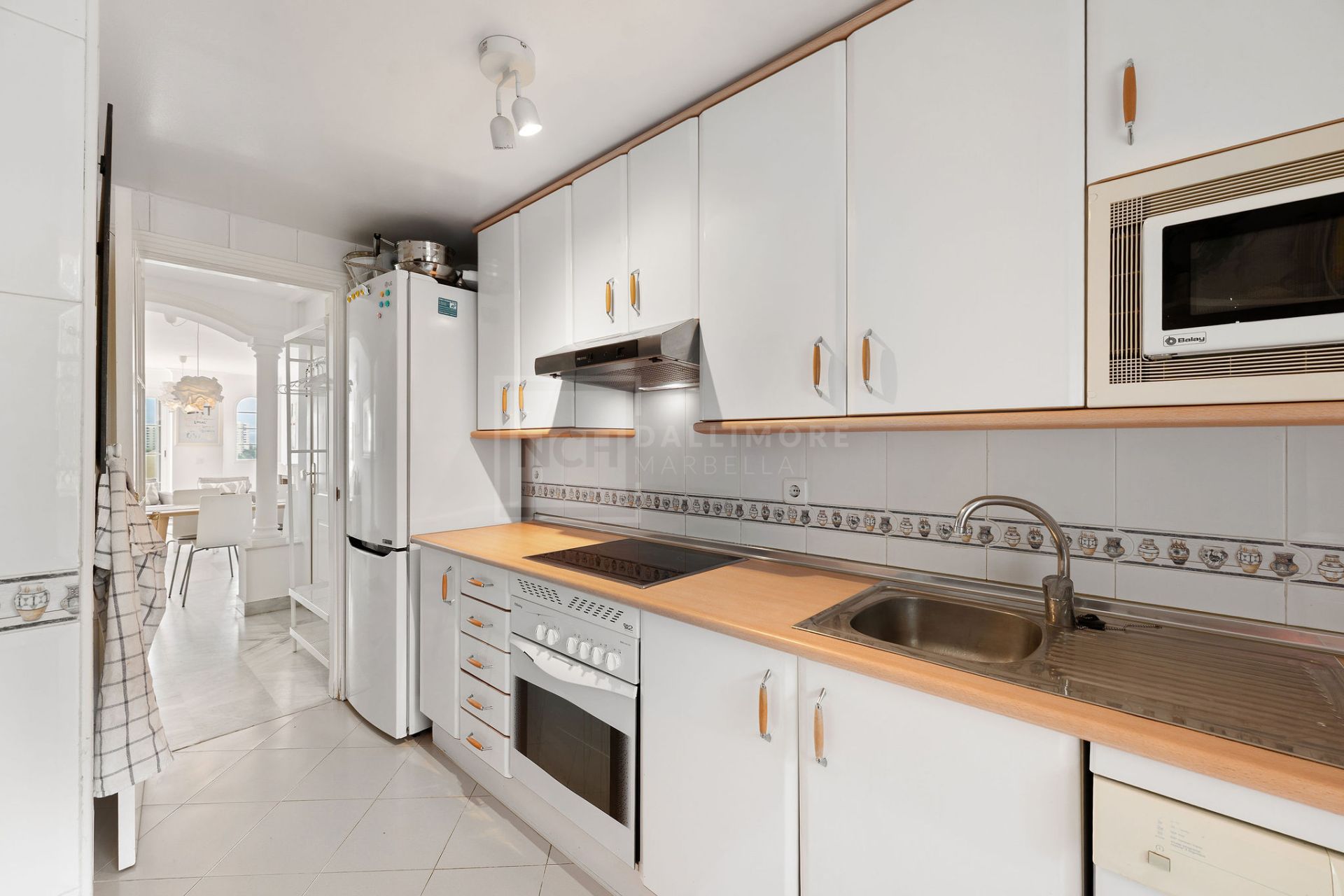 Welcome to this bright apartment in amazing location with panoramic views!