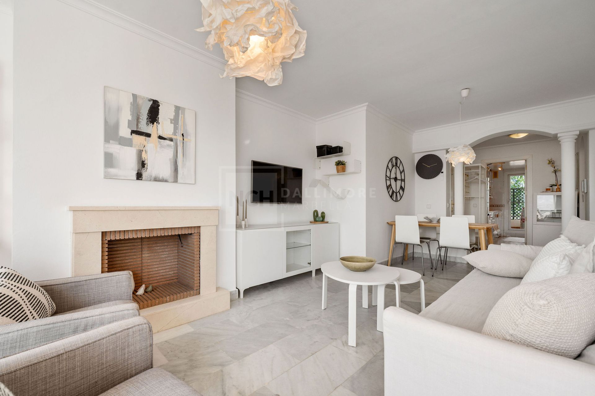 Welcome to this bright apartment in amazing location with panoramic views!