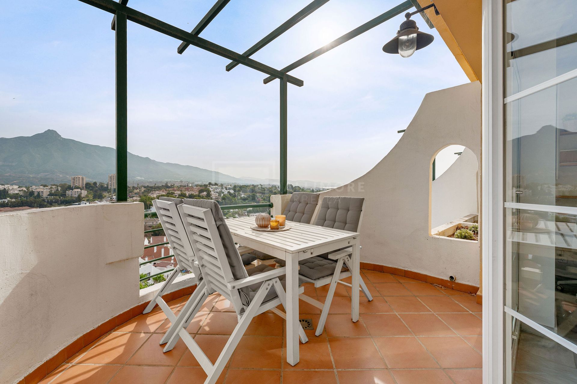 Welcome to this bright apartment in amazing location with panoramic views!