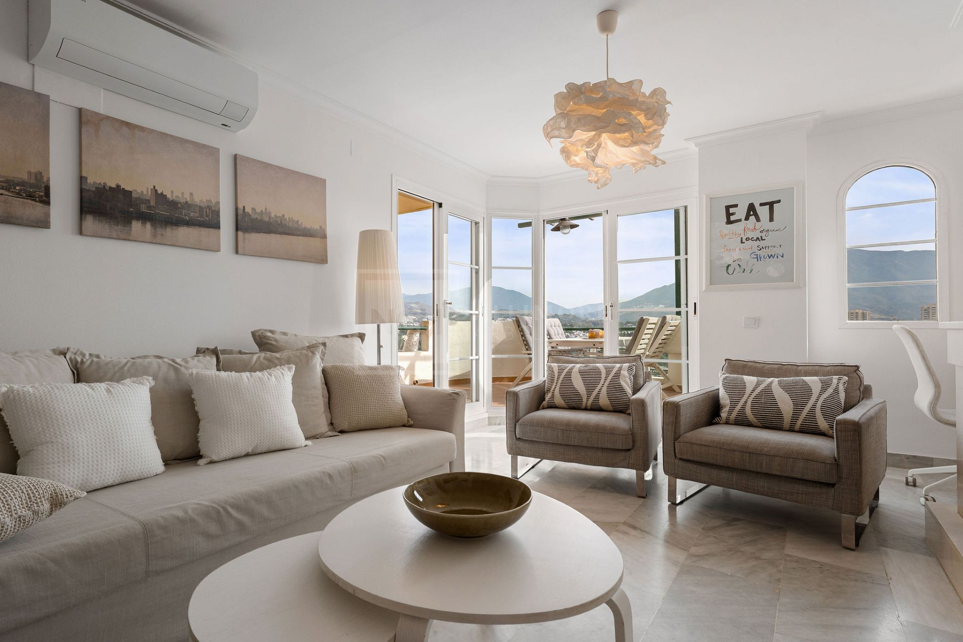 Welcome to this bright apartment in amazing location with panoramic views!