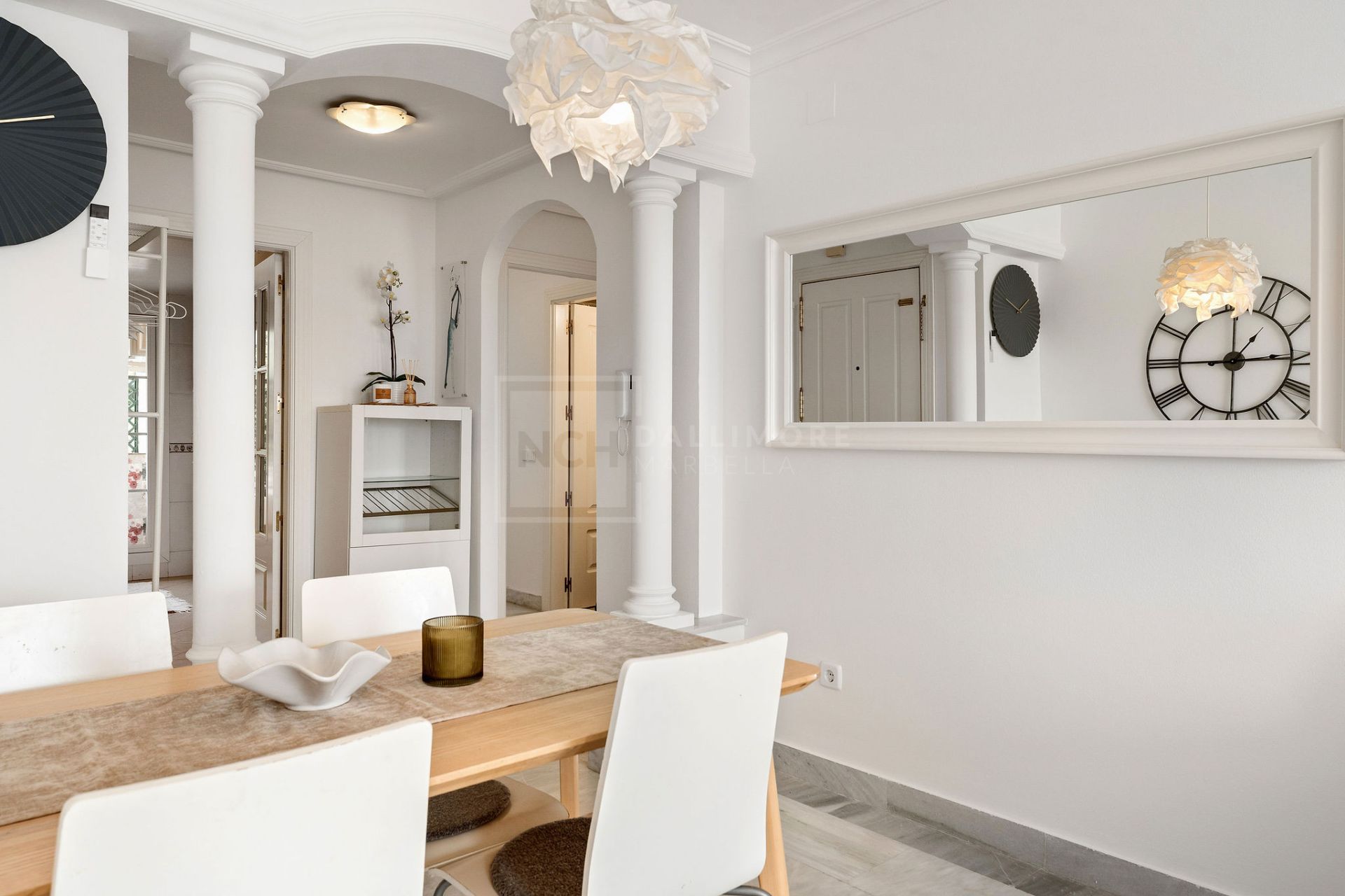 Welcome to this bright apartment in amazing location with panoramic views!