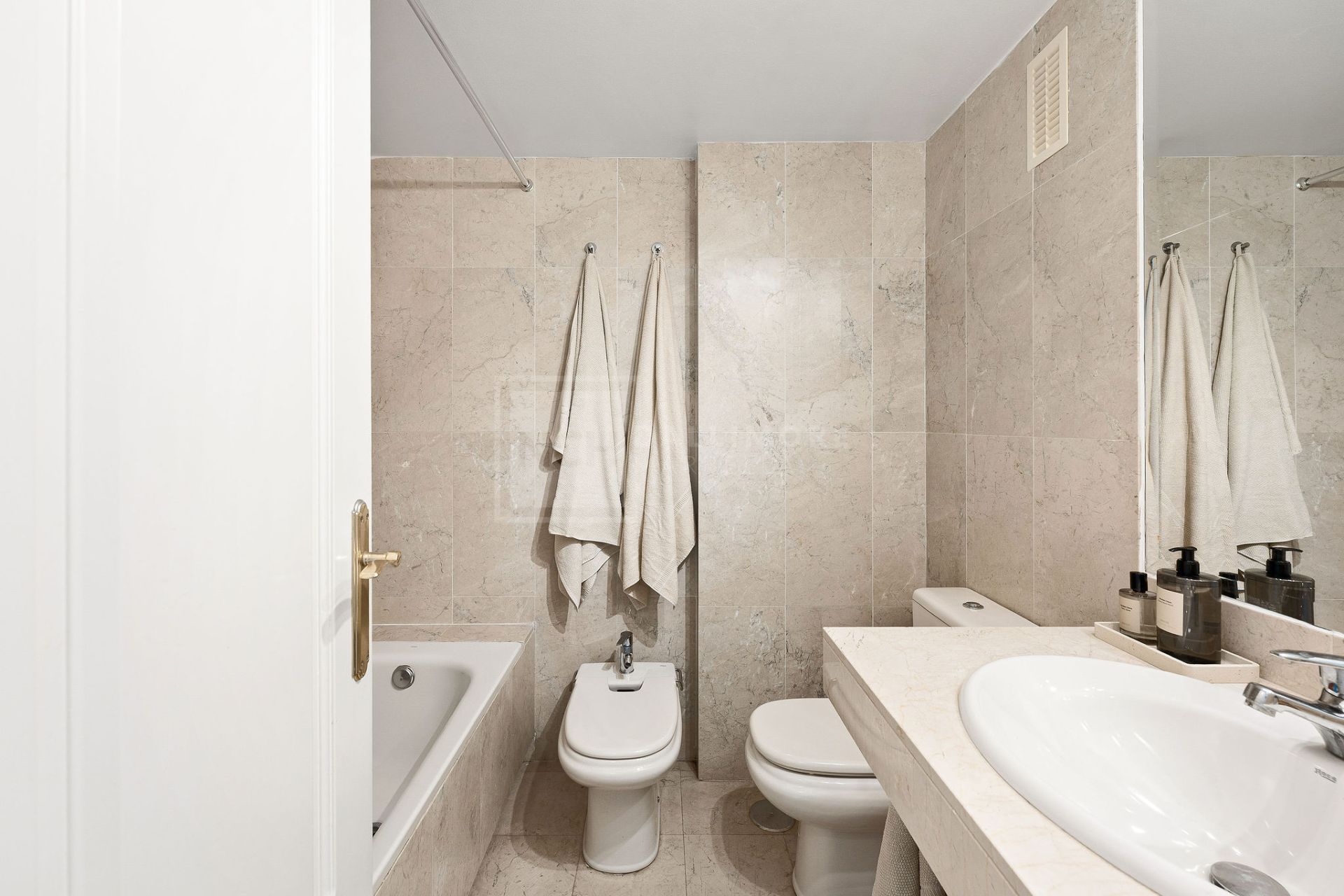 Welcome to this bright apartment in amazing location with panoramic views!