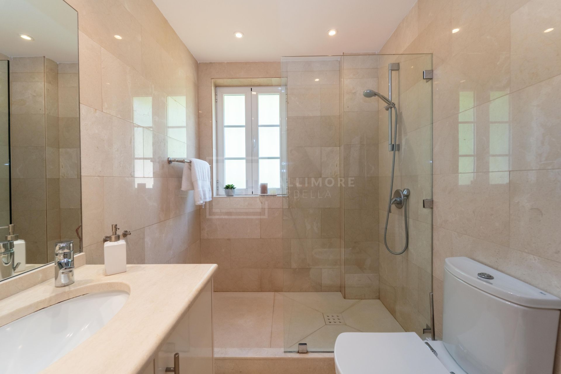 Villa en venta en Elviria, Marbella Este